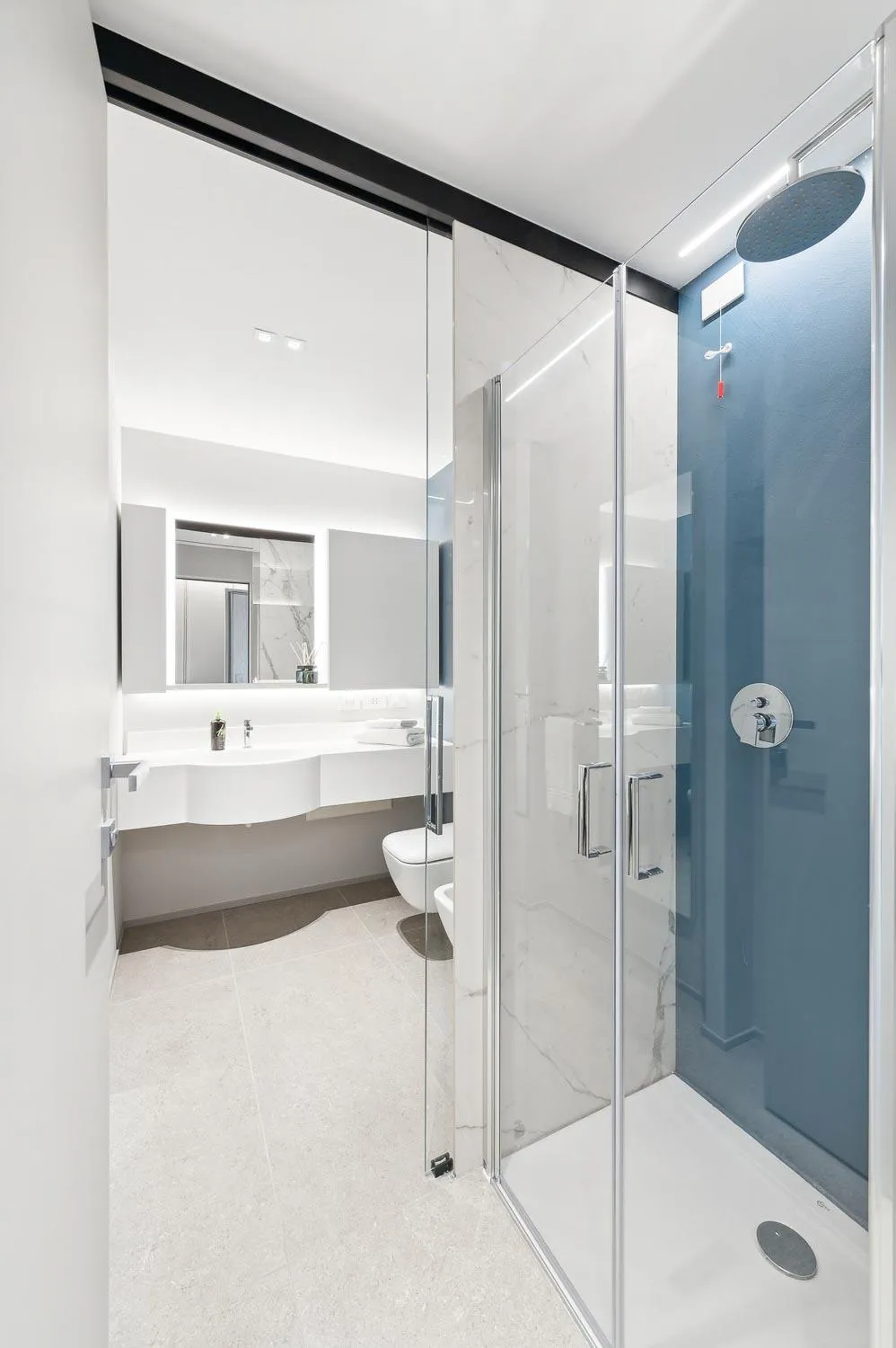 Shower in Limehome Milan via Stresa