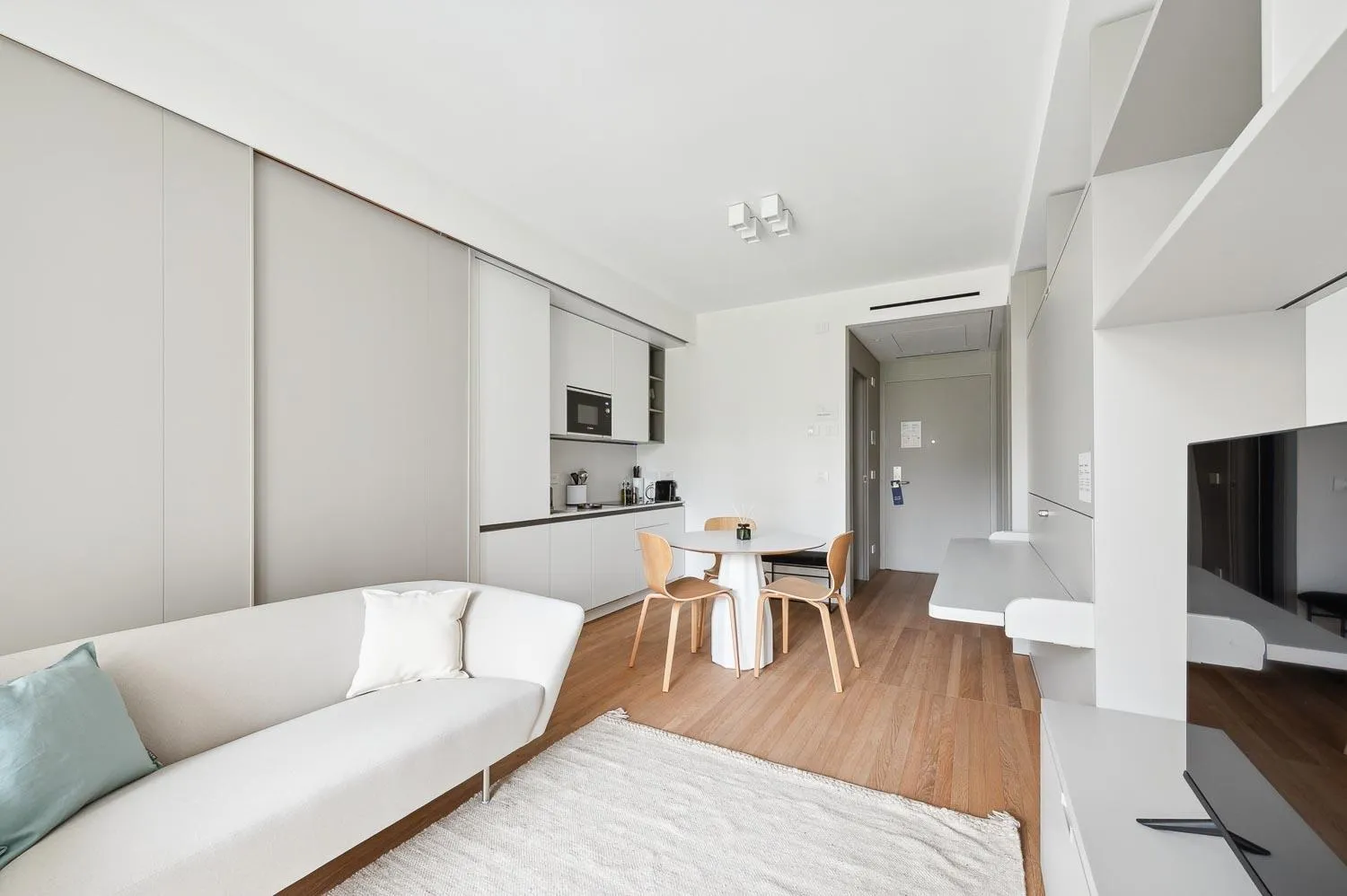 Kitchen or kitchenette in Limehome Milan via Stresa