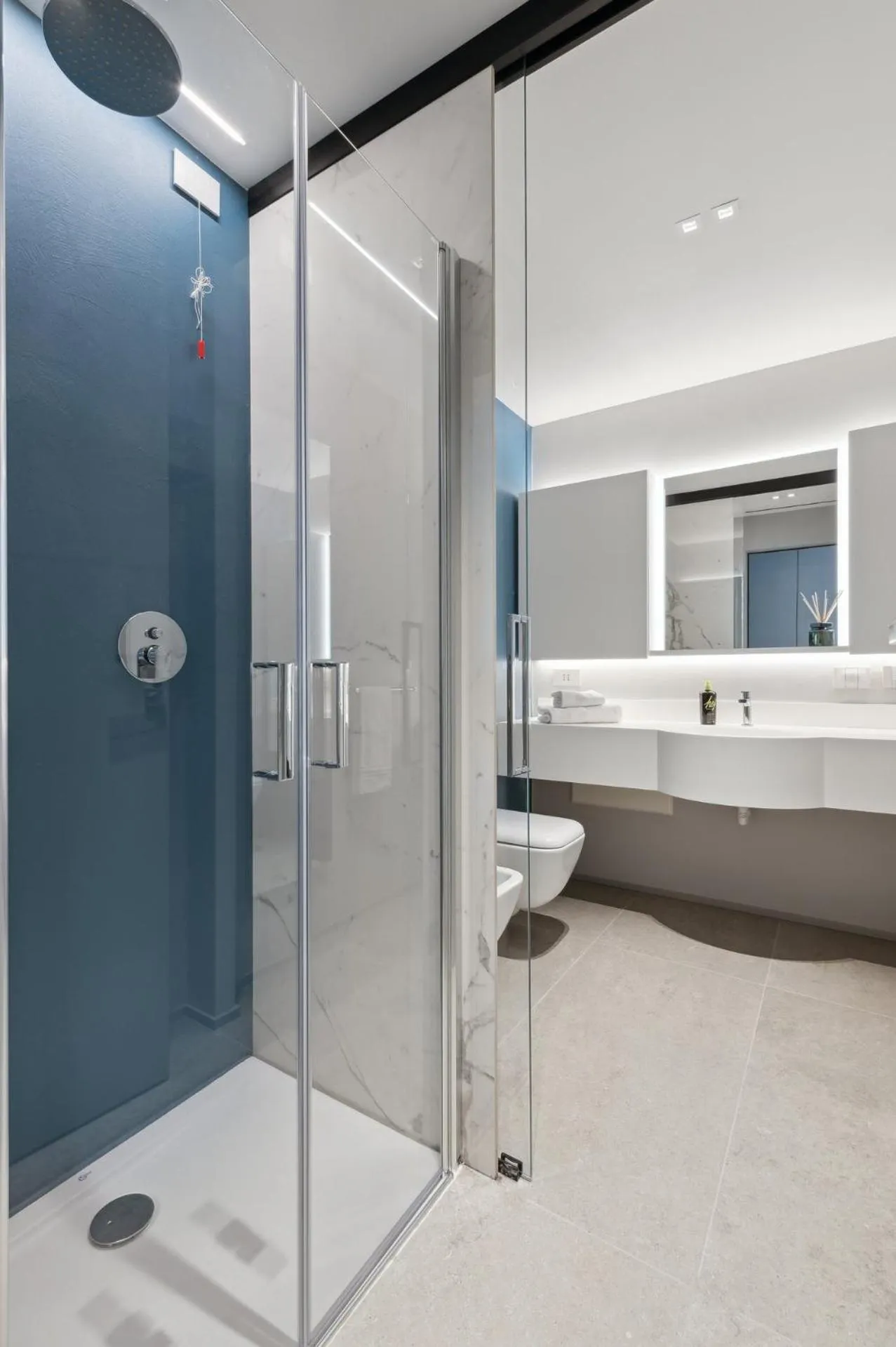 Shower in Limehome Milan via Stresa