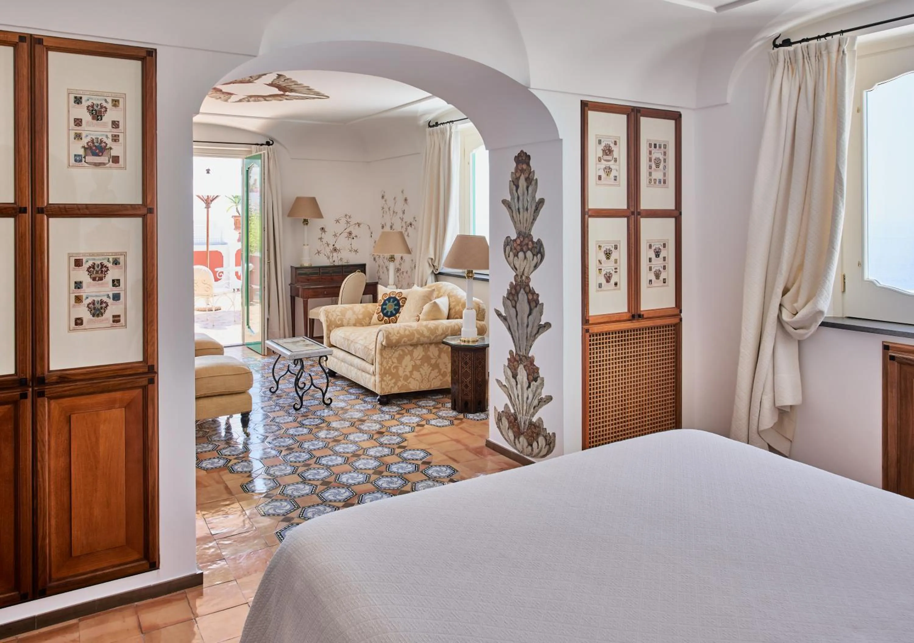 Seating area, Bed in Le Sirenuse