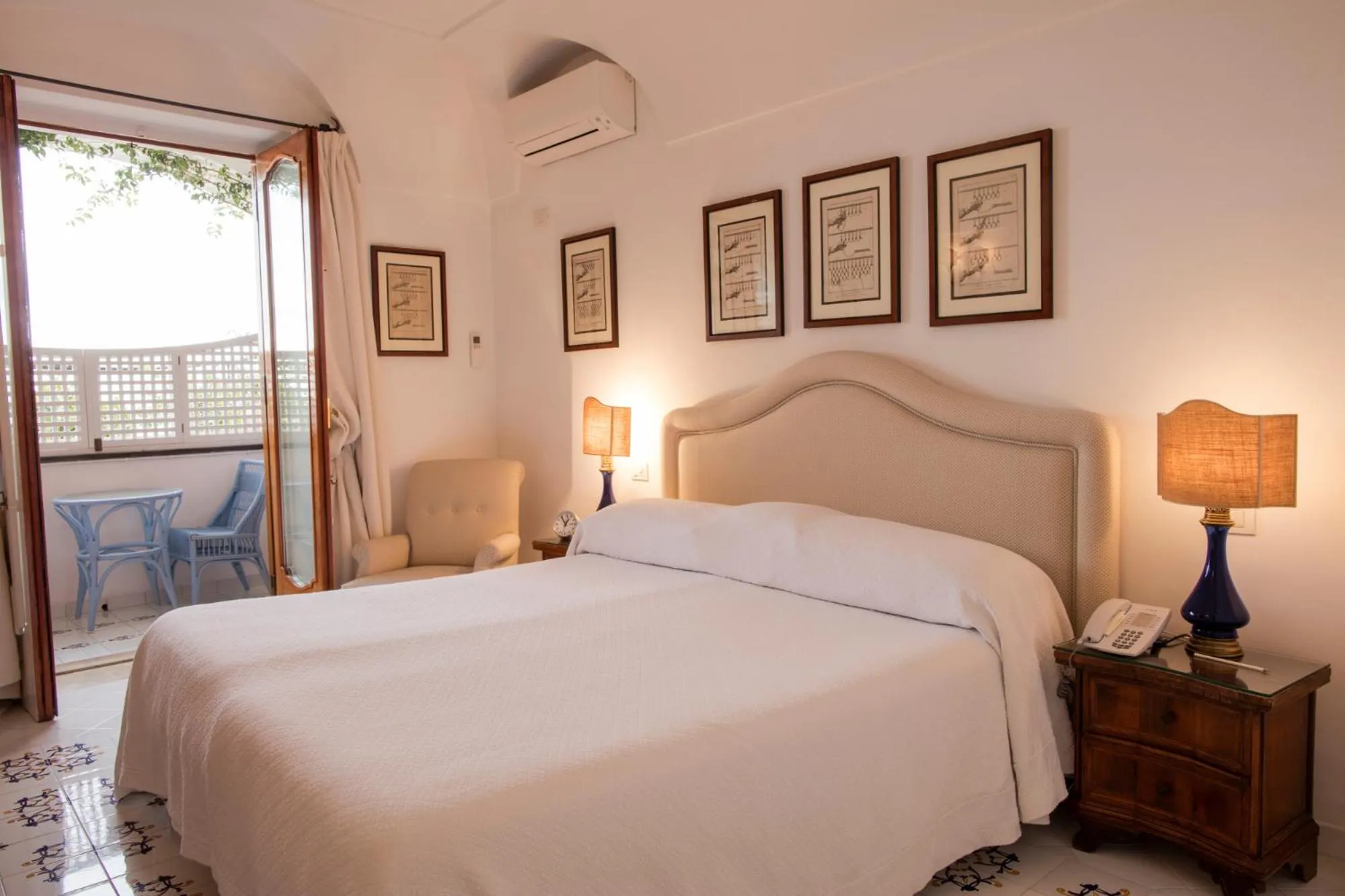 Photo of the whole room, Bed in Le Sirenuse