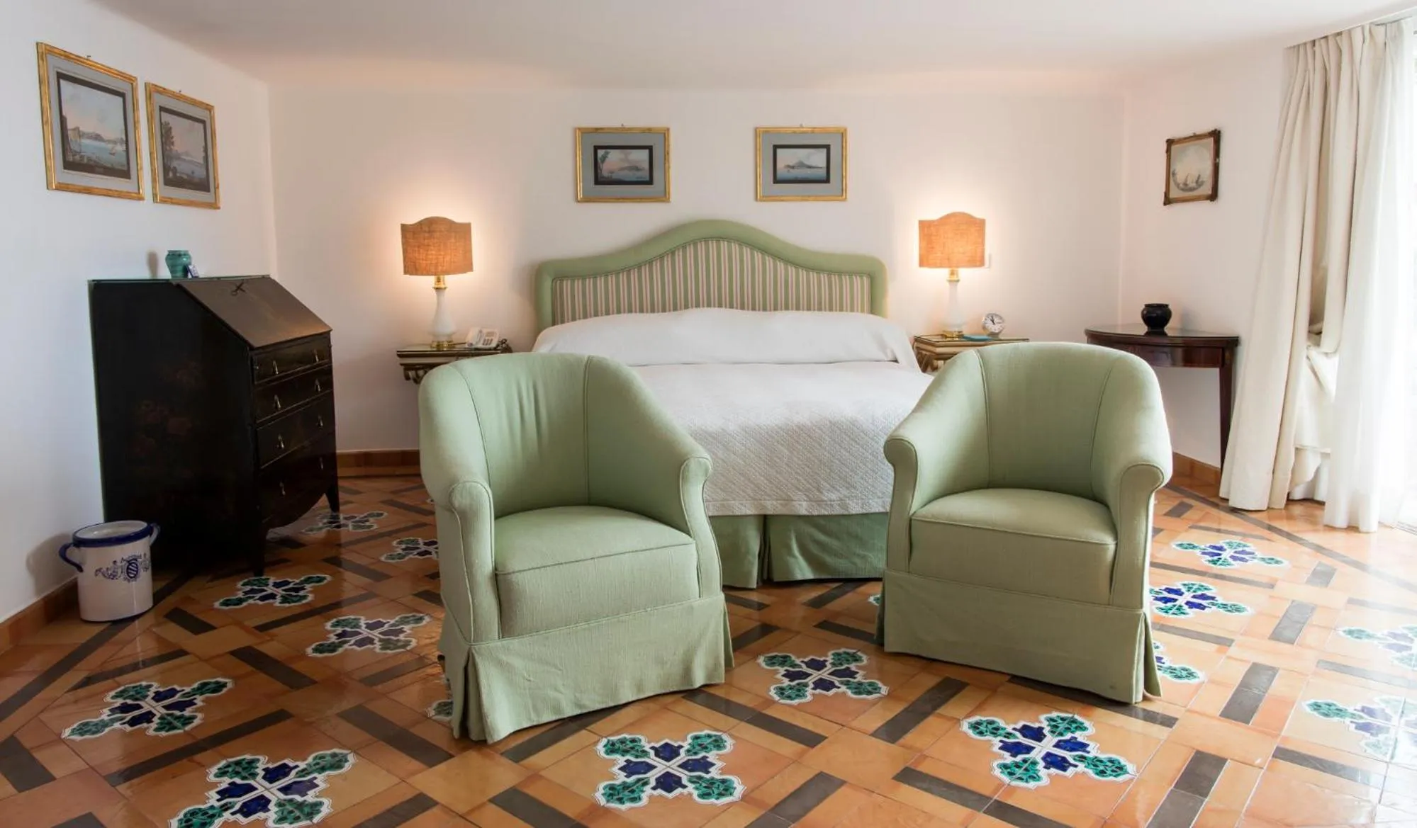 Photo of the whole room, Bed in Le Sirenuse