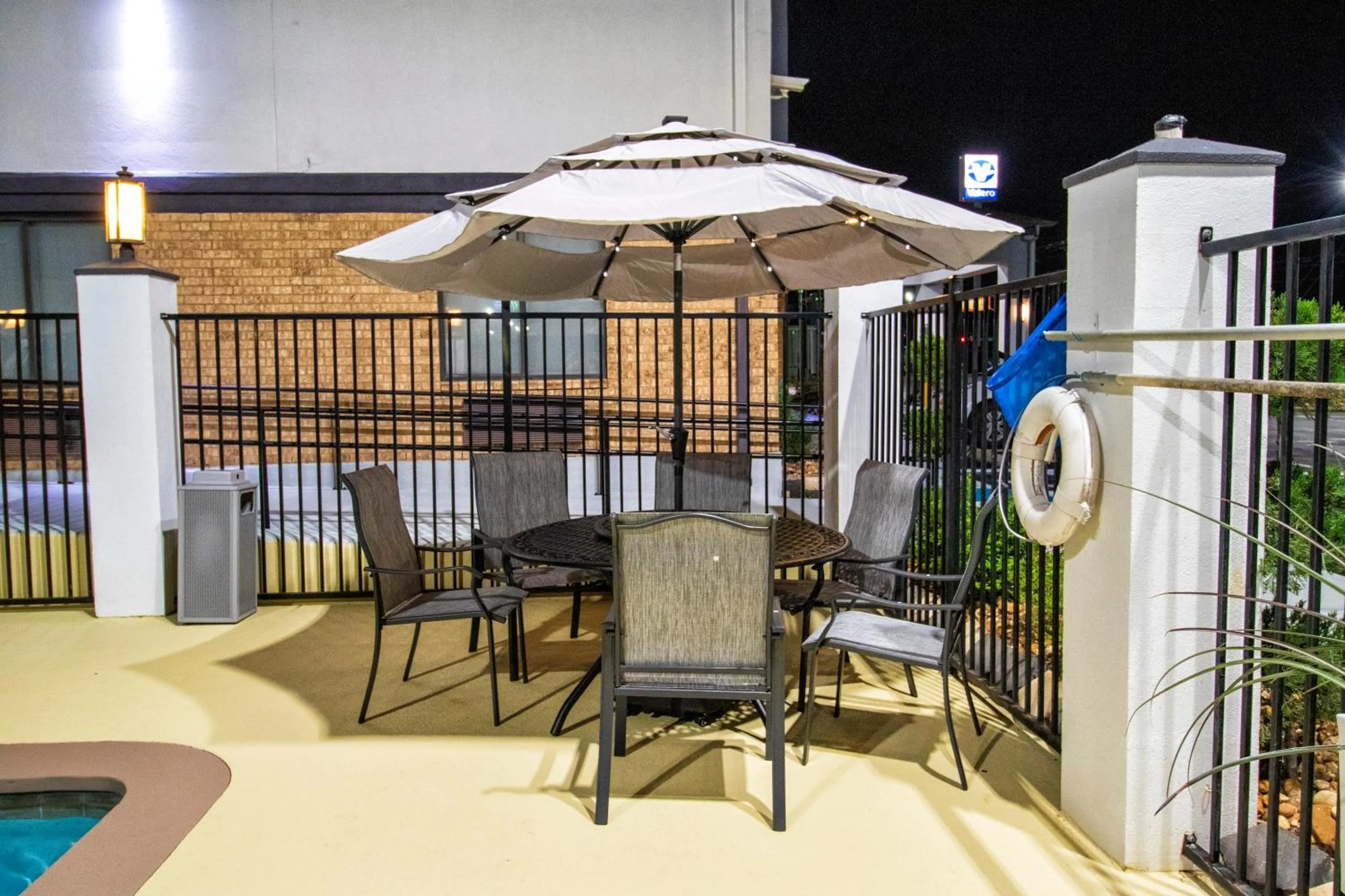 Swimming pool in Comfort Inn & Suites Schulenburg