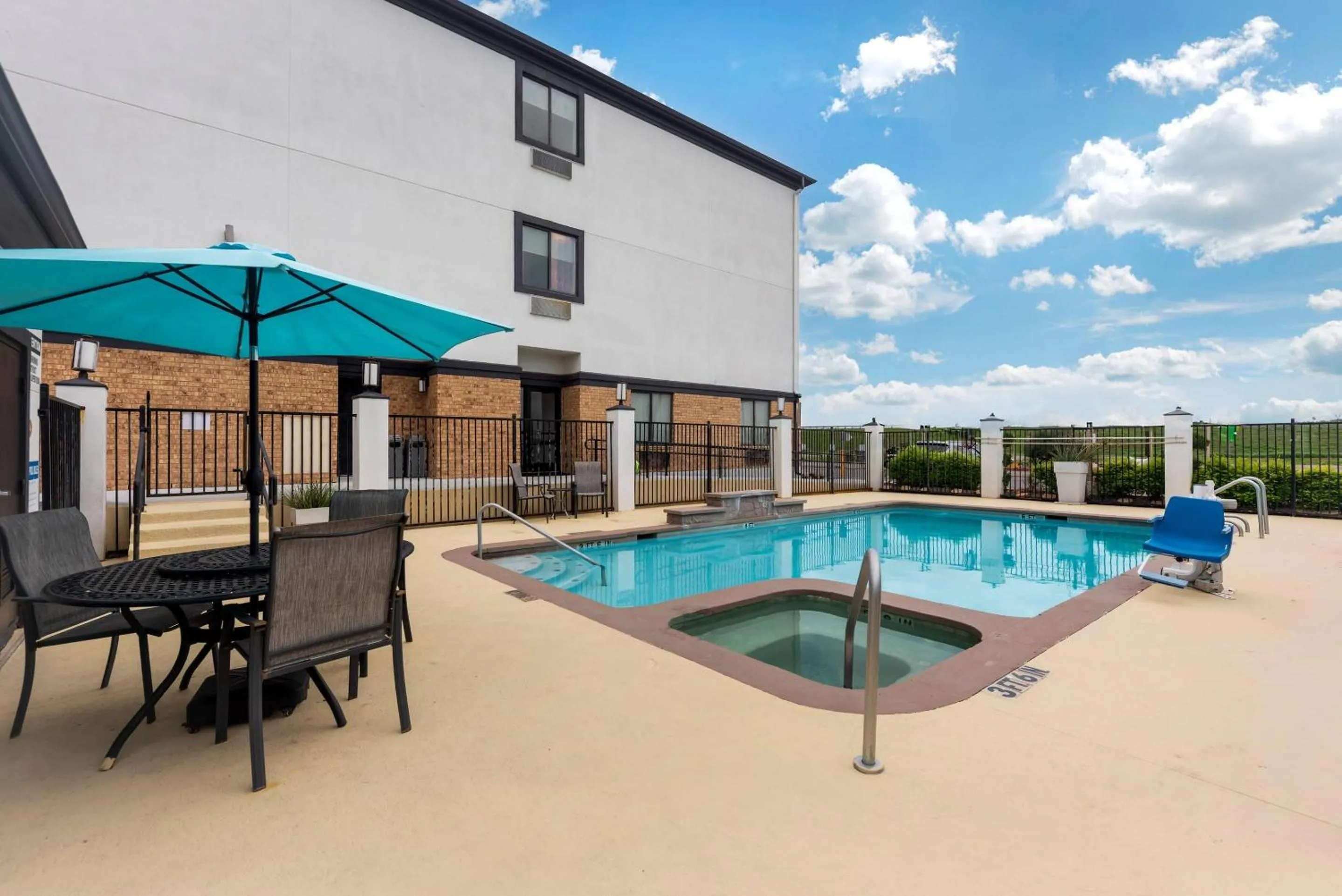 Swimming pool in Comfort Inn & Suites Schulenburg