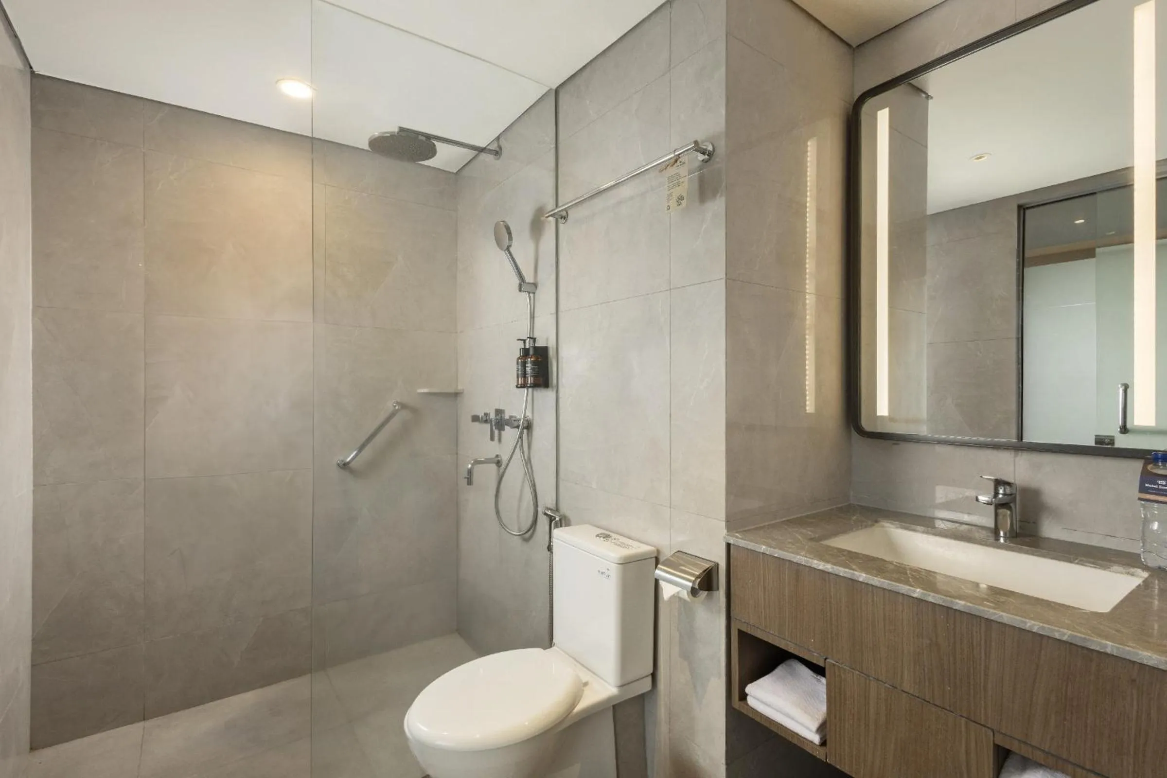 Bathroom in Hotel Santika Premiere Lampung