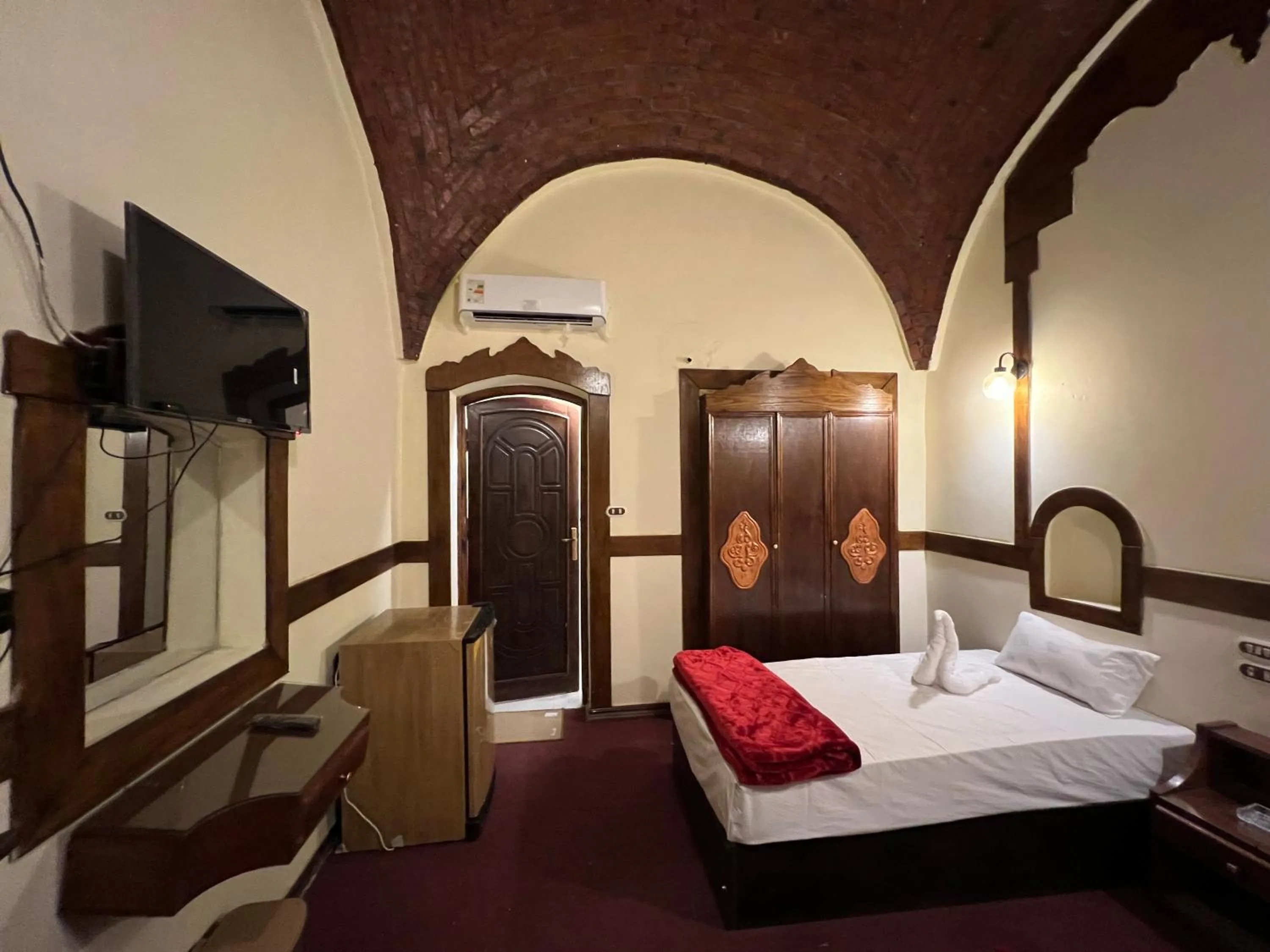 Bed in Elphardous Oasis Hotel
