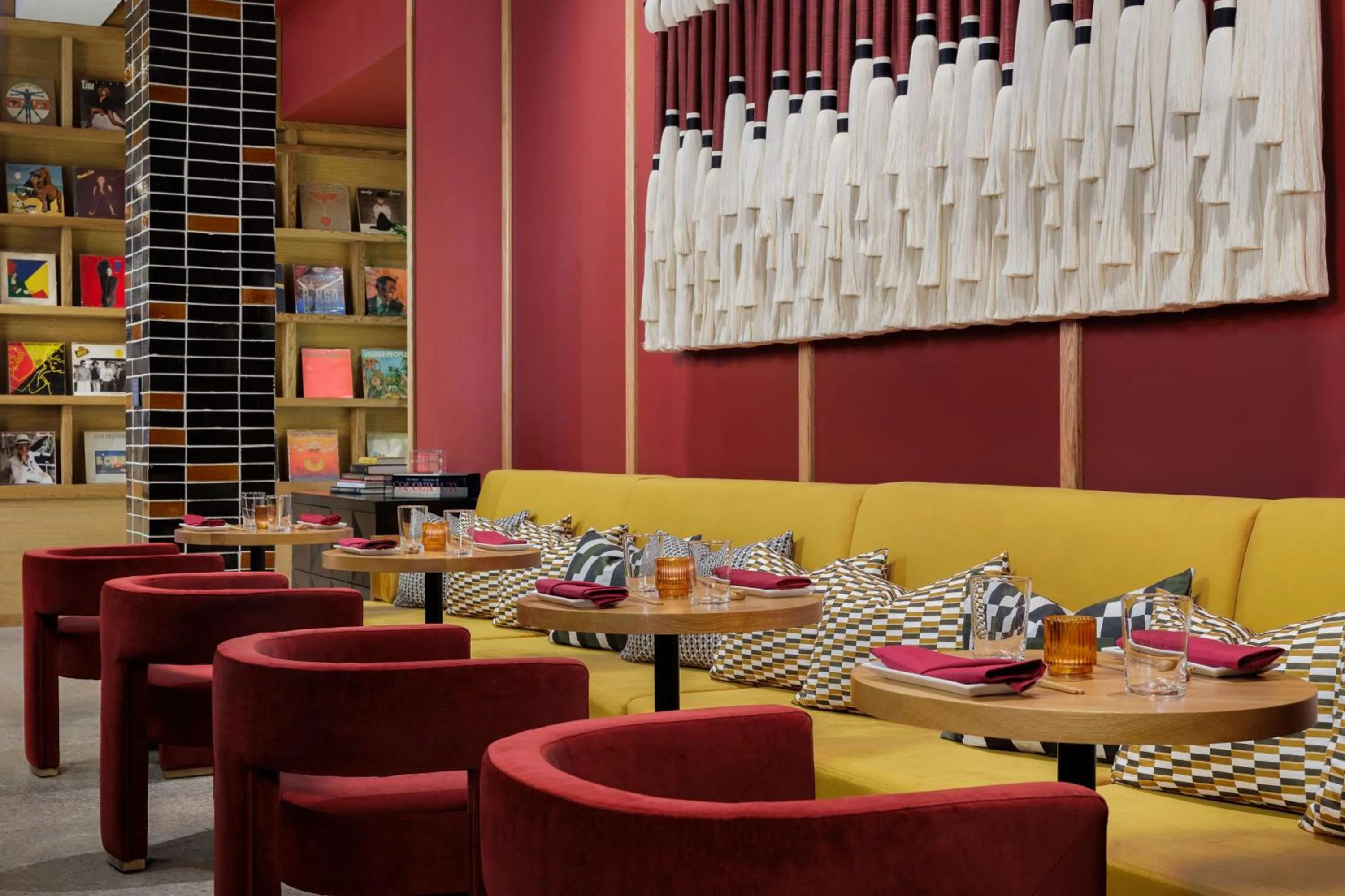 Lounge or bar in Motto By Hilton Bentonville Downtown