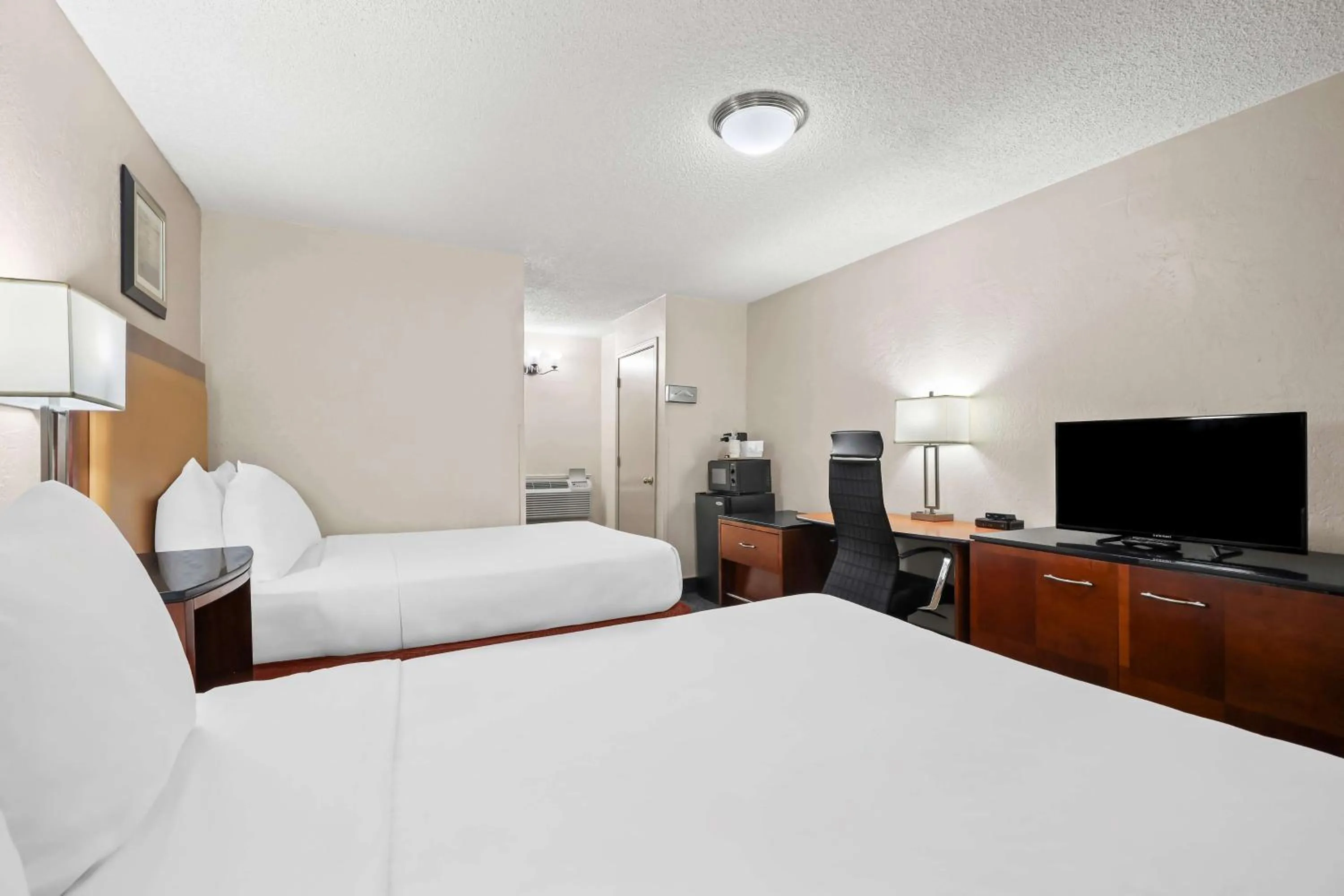 Bedroom in SureStay Hotel by Best Western Blythe