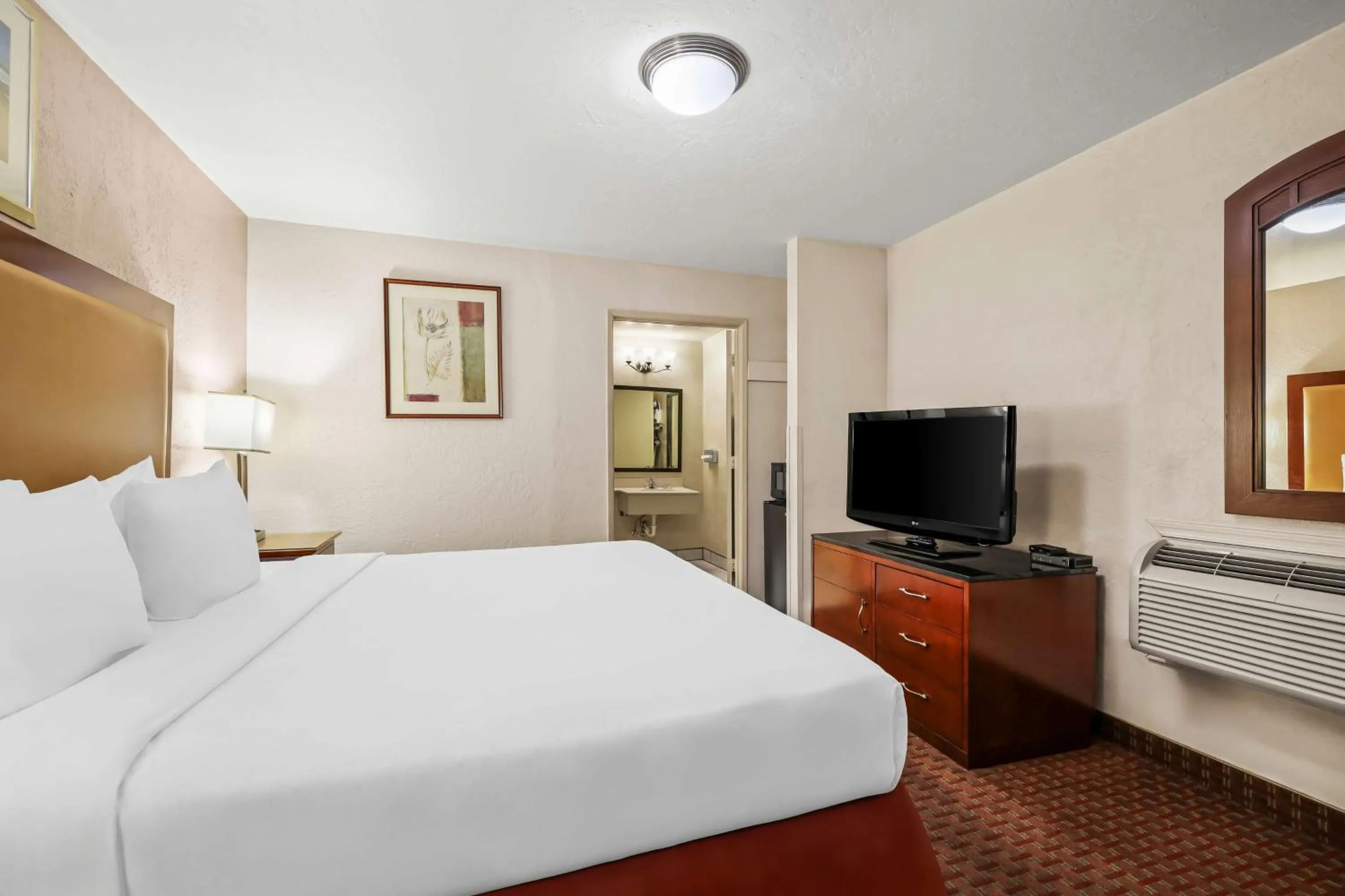 Bedroom in SureStay Hotel by Best Western Blythe