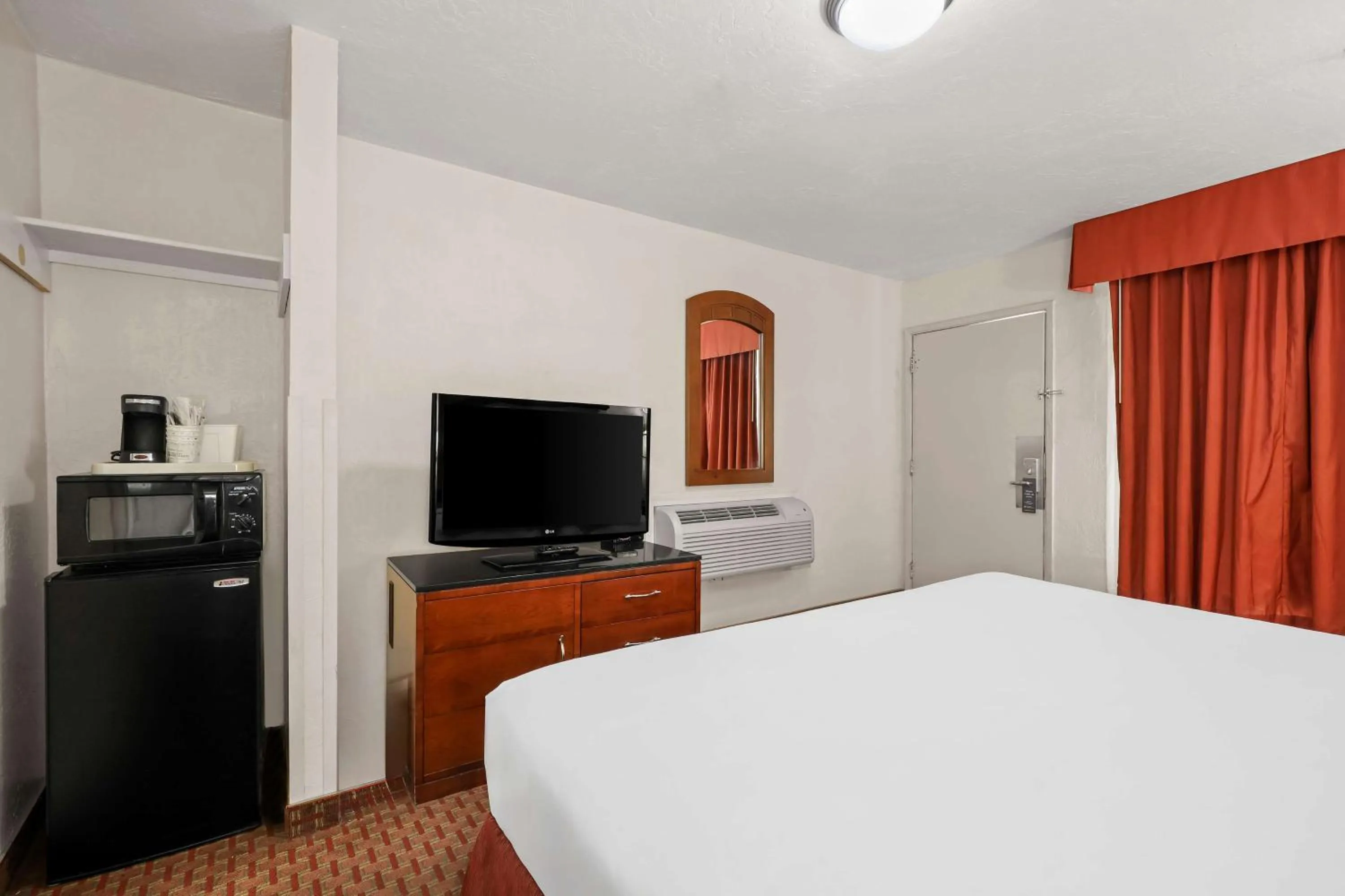 Bedroom in SureStay Hotel by Best Western Blythe