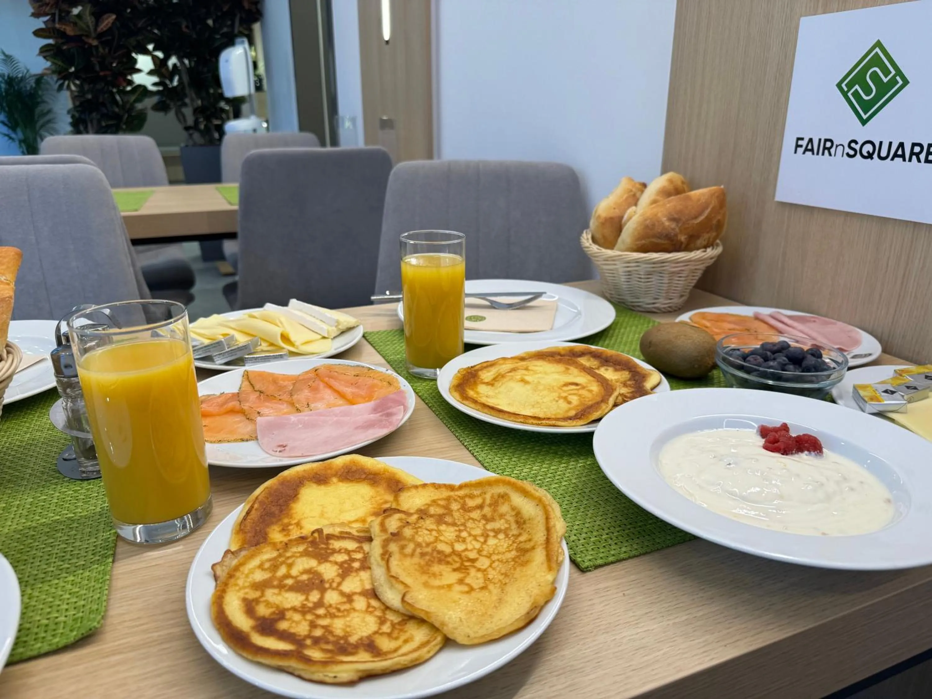 Food and drinks in Fair n Square Hotel 24 Stunden Self-Check In