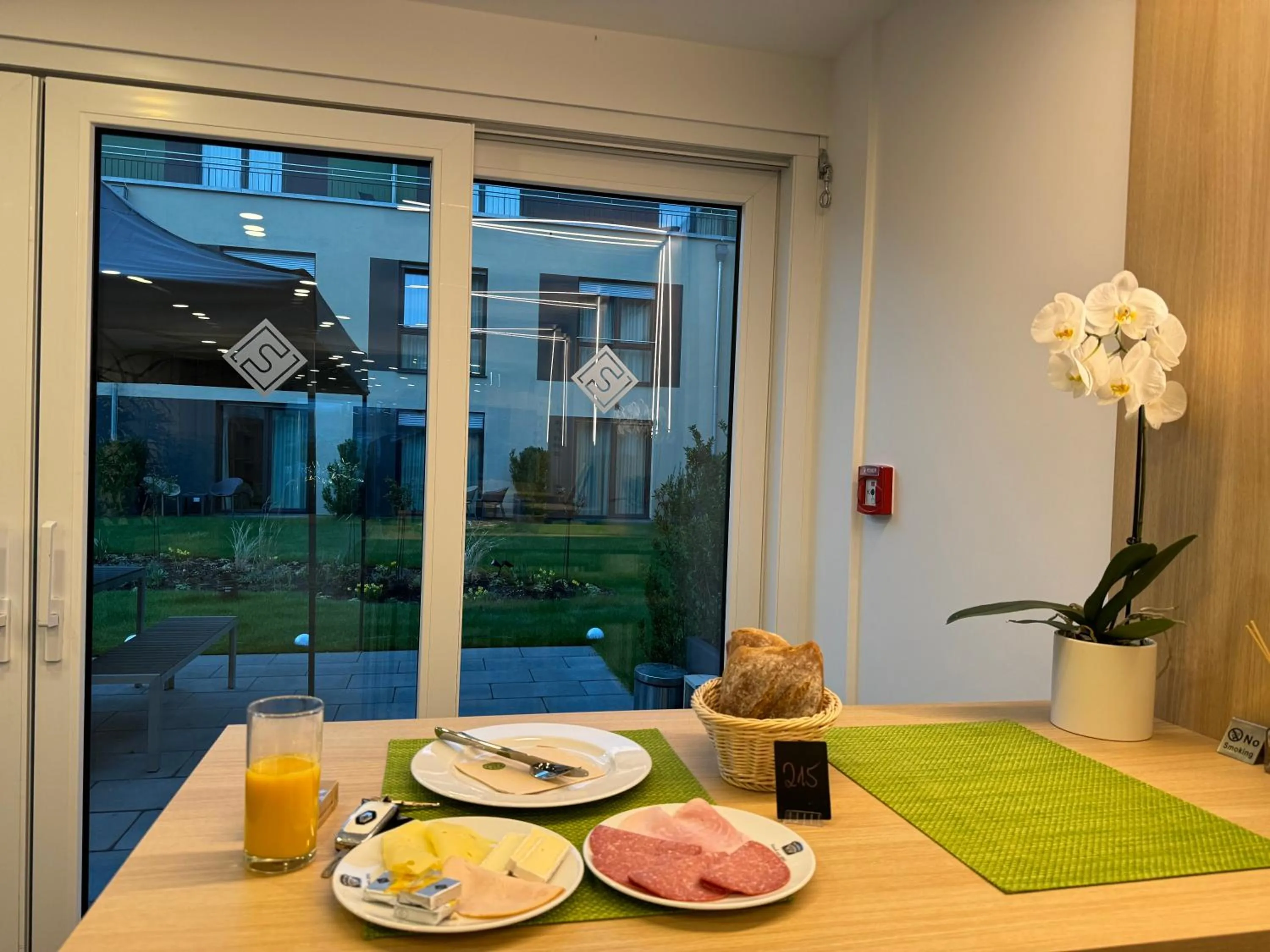 Food and drinks in Fair n Square Hotel 24 Stunden Self-Check In