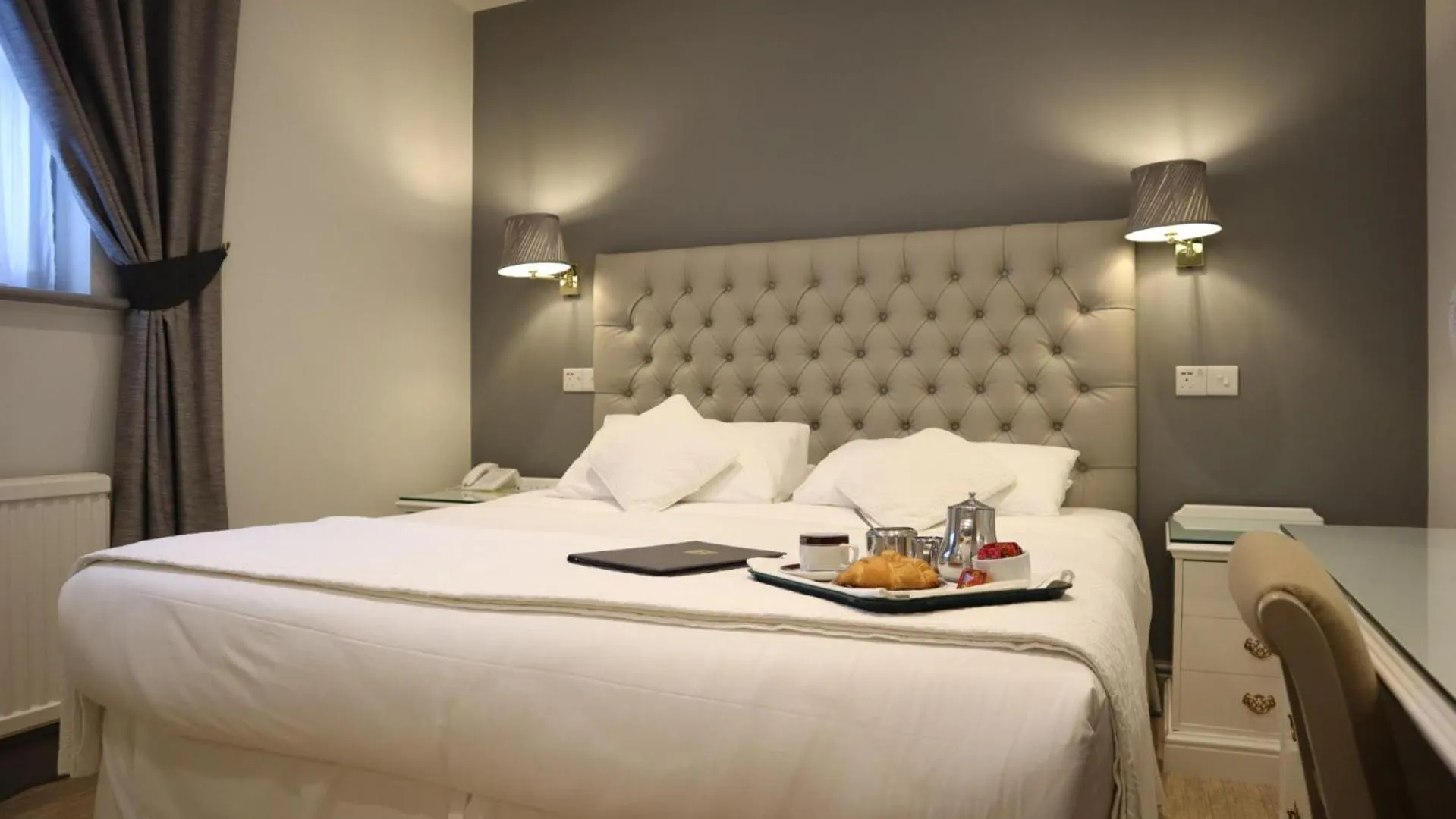 Bedroom, Bed in Centennial Hotel