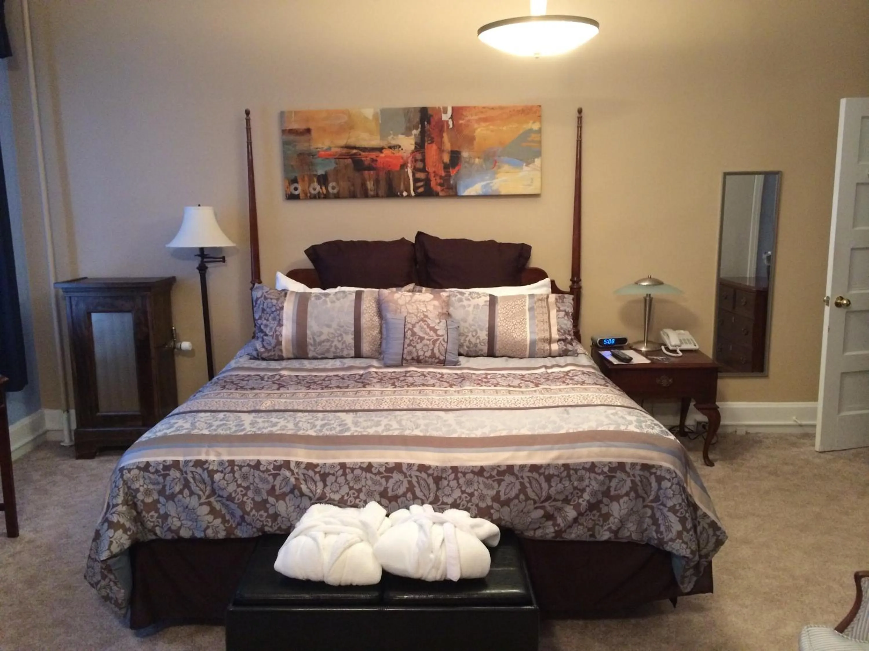 Bed in The Tunnicliff Inn