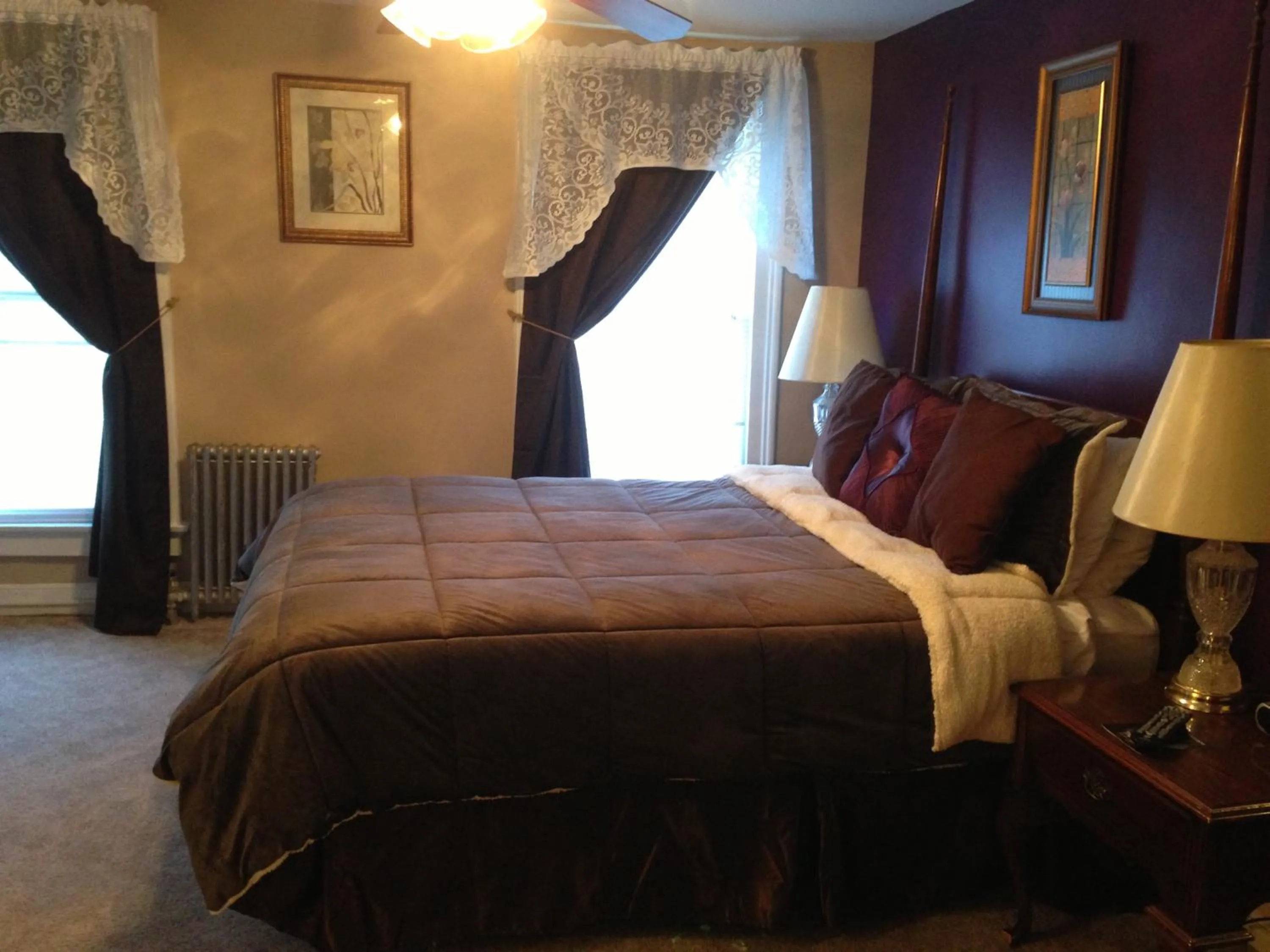 Bed in The Tunnicliff Inn