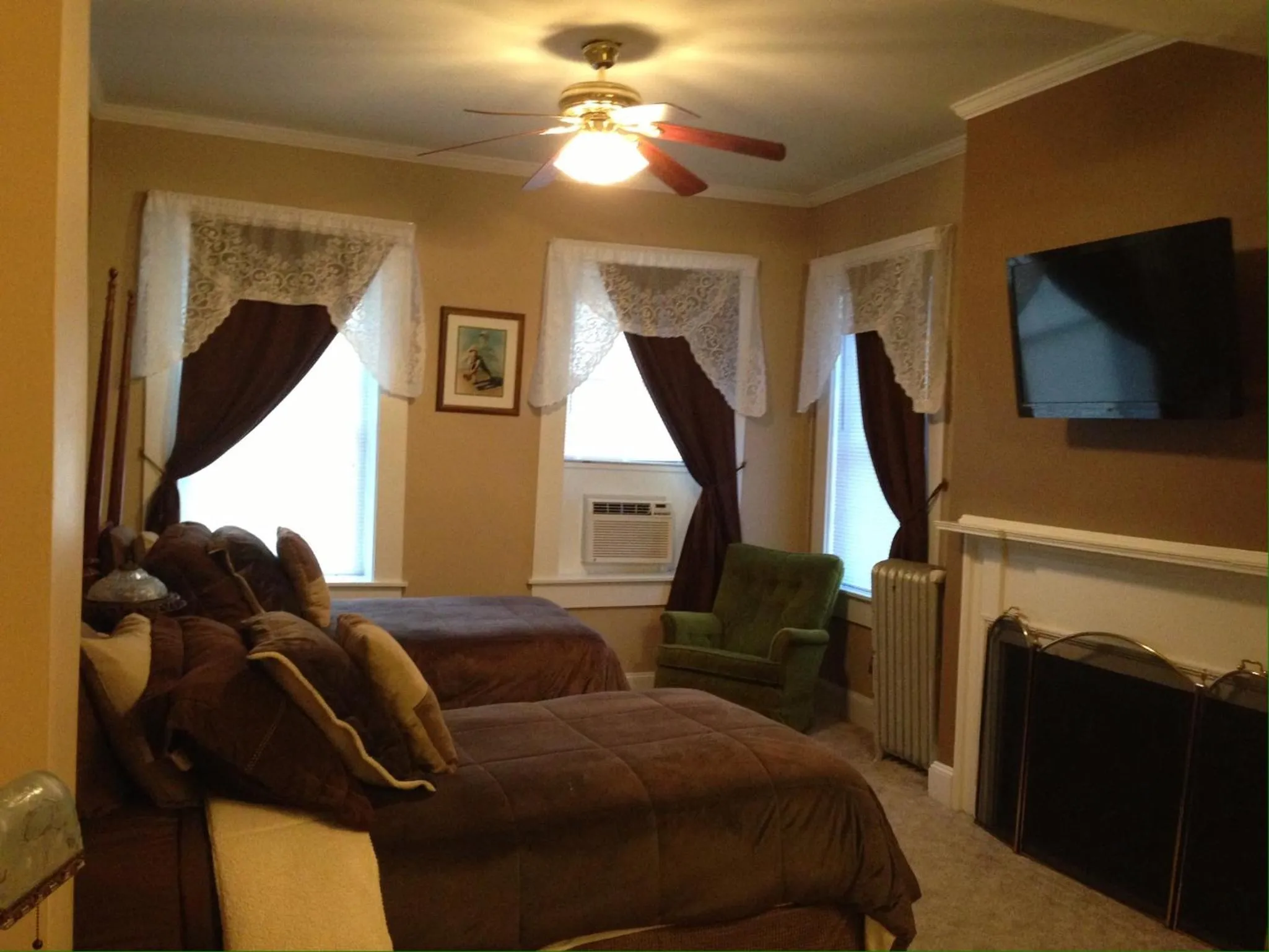 Bed in The Tunnicliff Inn