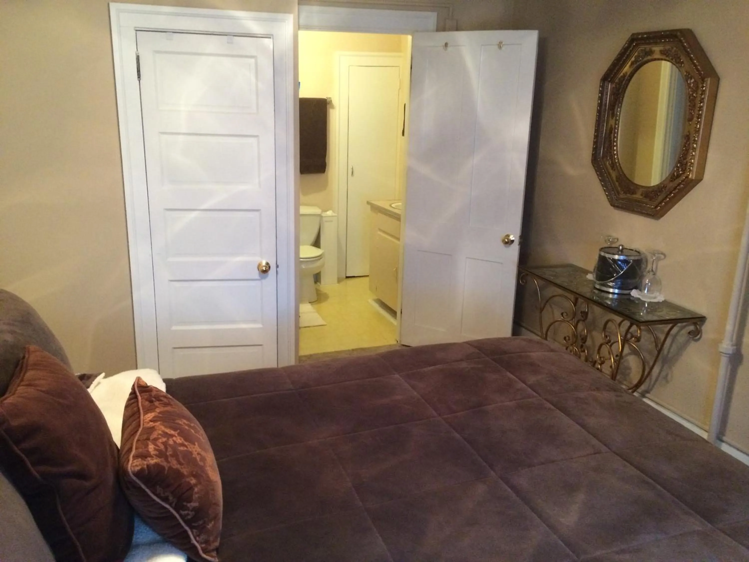 Bed in The Tunnicliff Inn