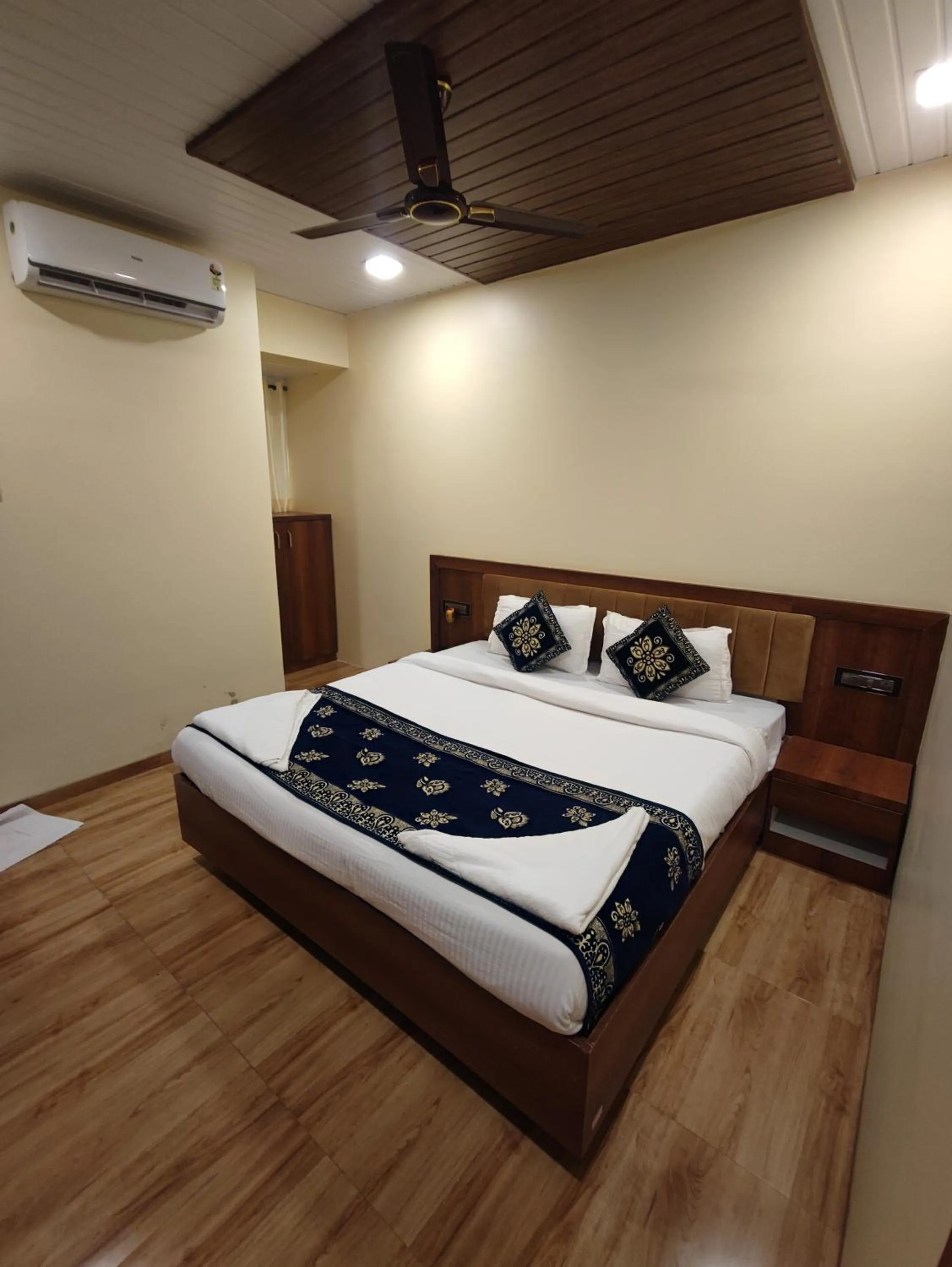 room service, Bed in Hotel Starlit