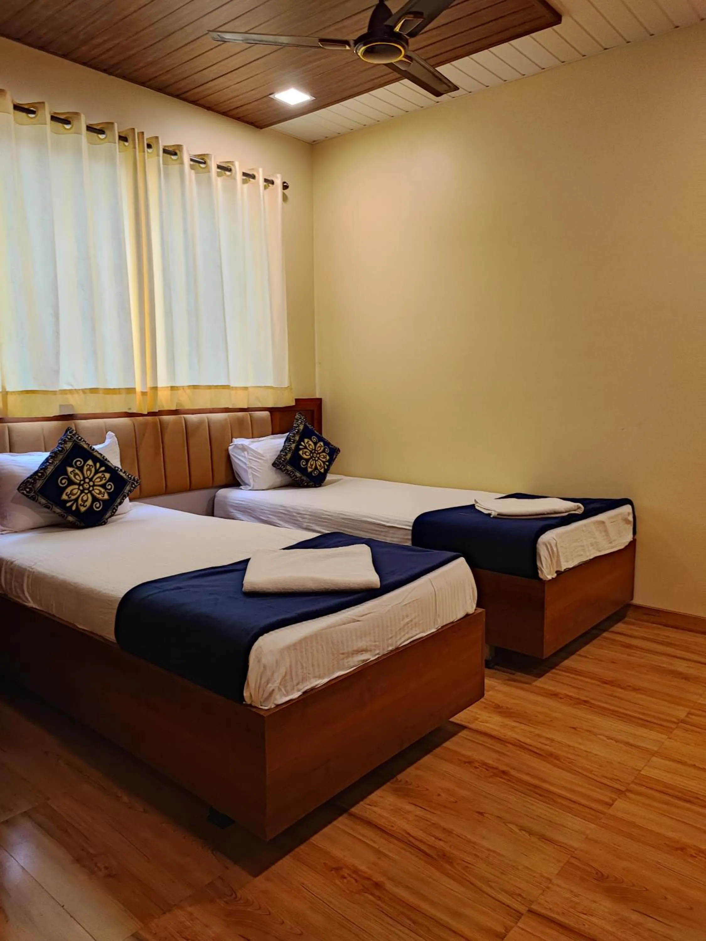 room service, Bed in Hotel Starlit