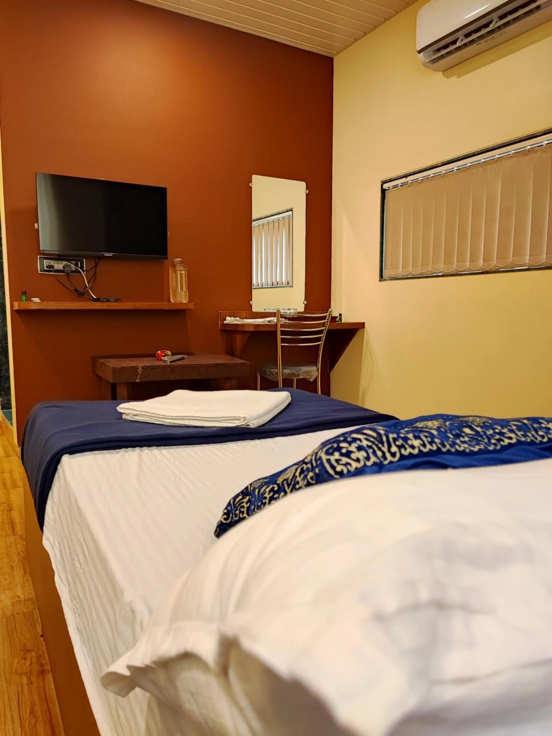 Communal lounge/ TV room, Bed in Hotel Starlit