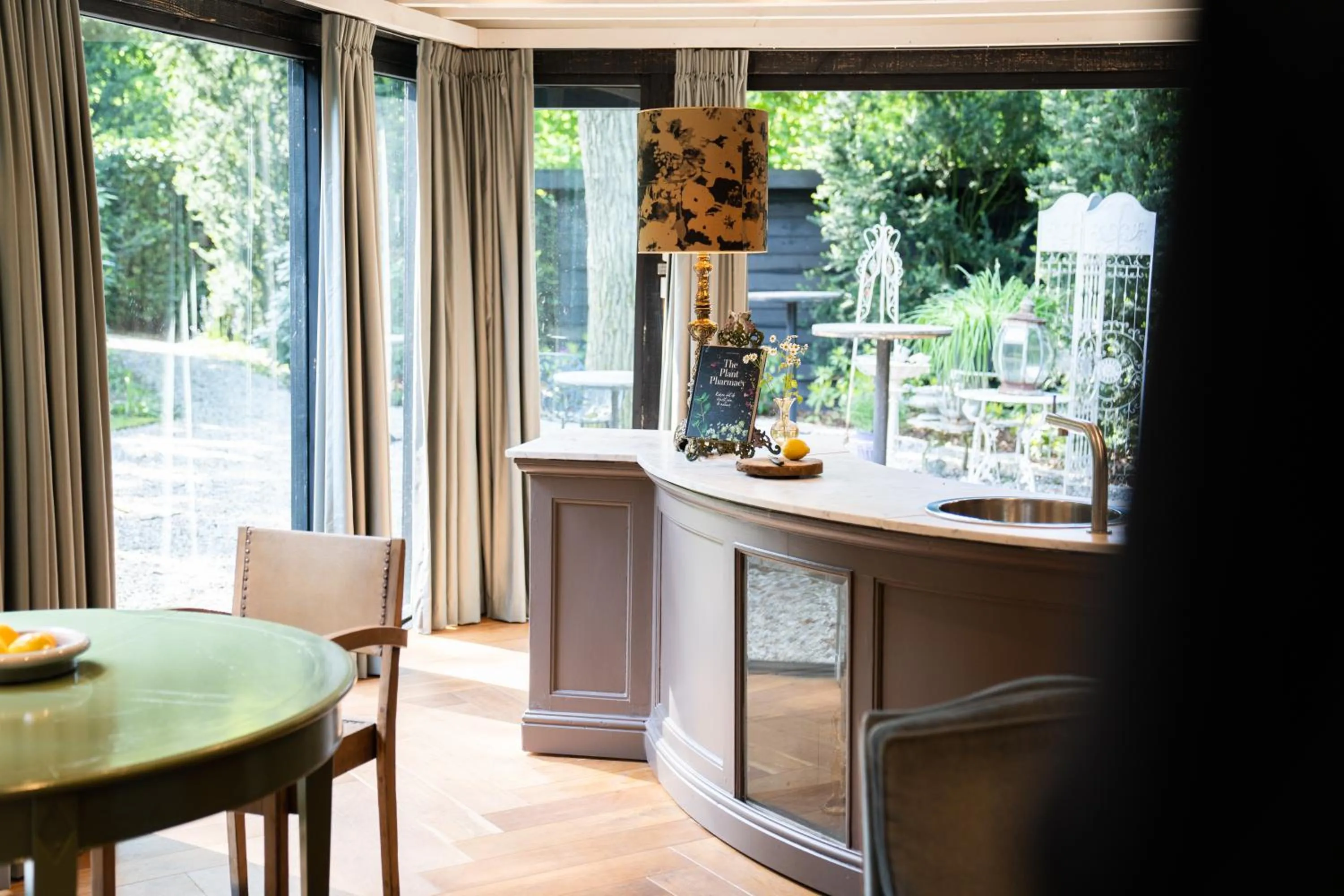 Kitchen or kitchenette in Boutique hotel Villa Trompenberg