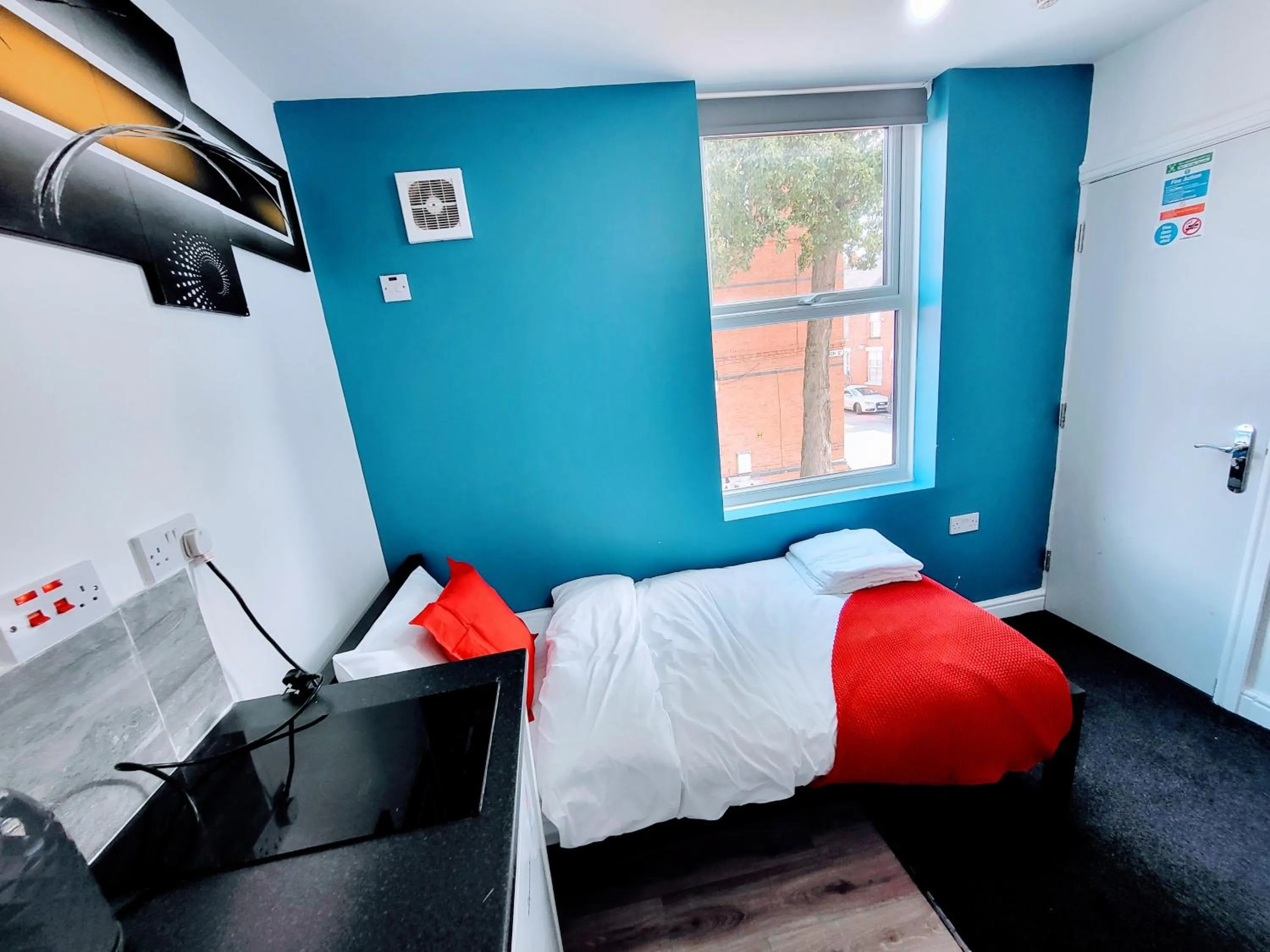 Communal lounge/ TV room, Bed in Berridge Solo Stays - NG7