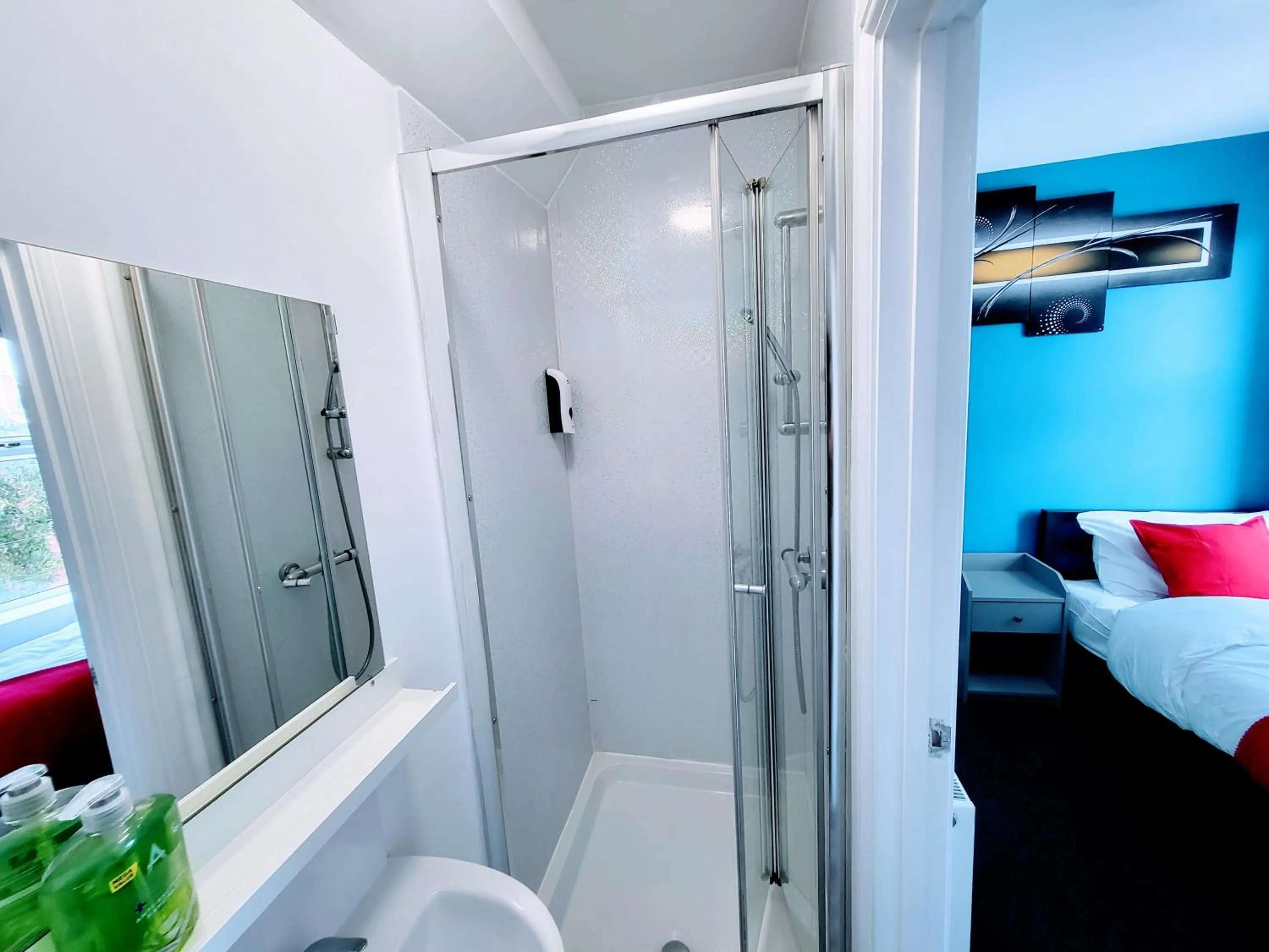 Shower, Bed in Berridge Solo Stays - NG7