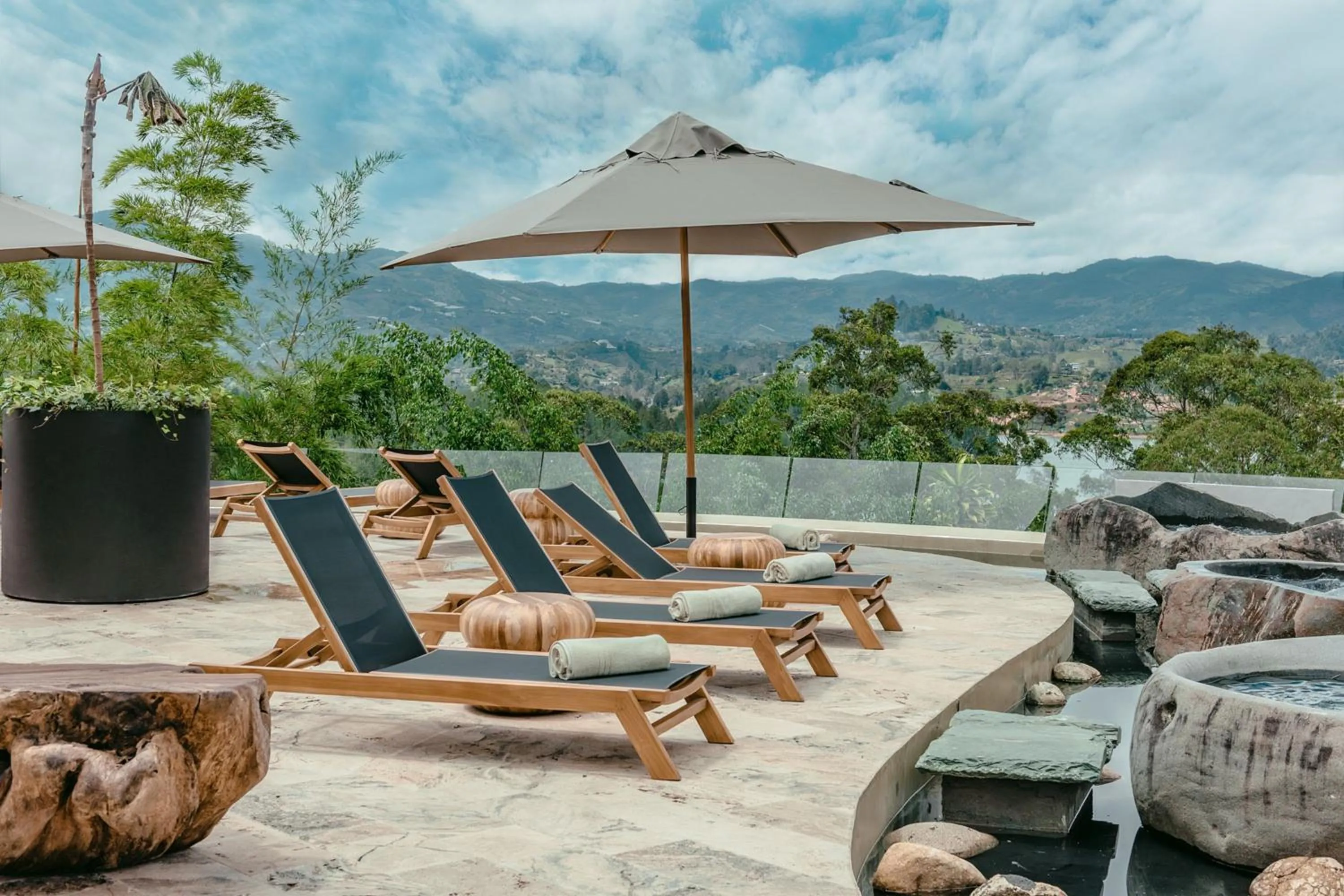 Photo of the whole room in Luxé by The Charlee