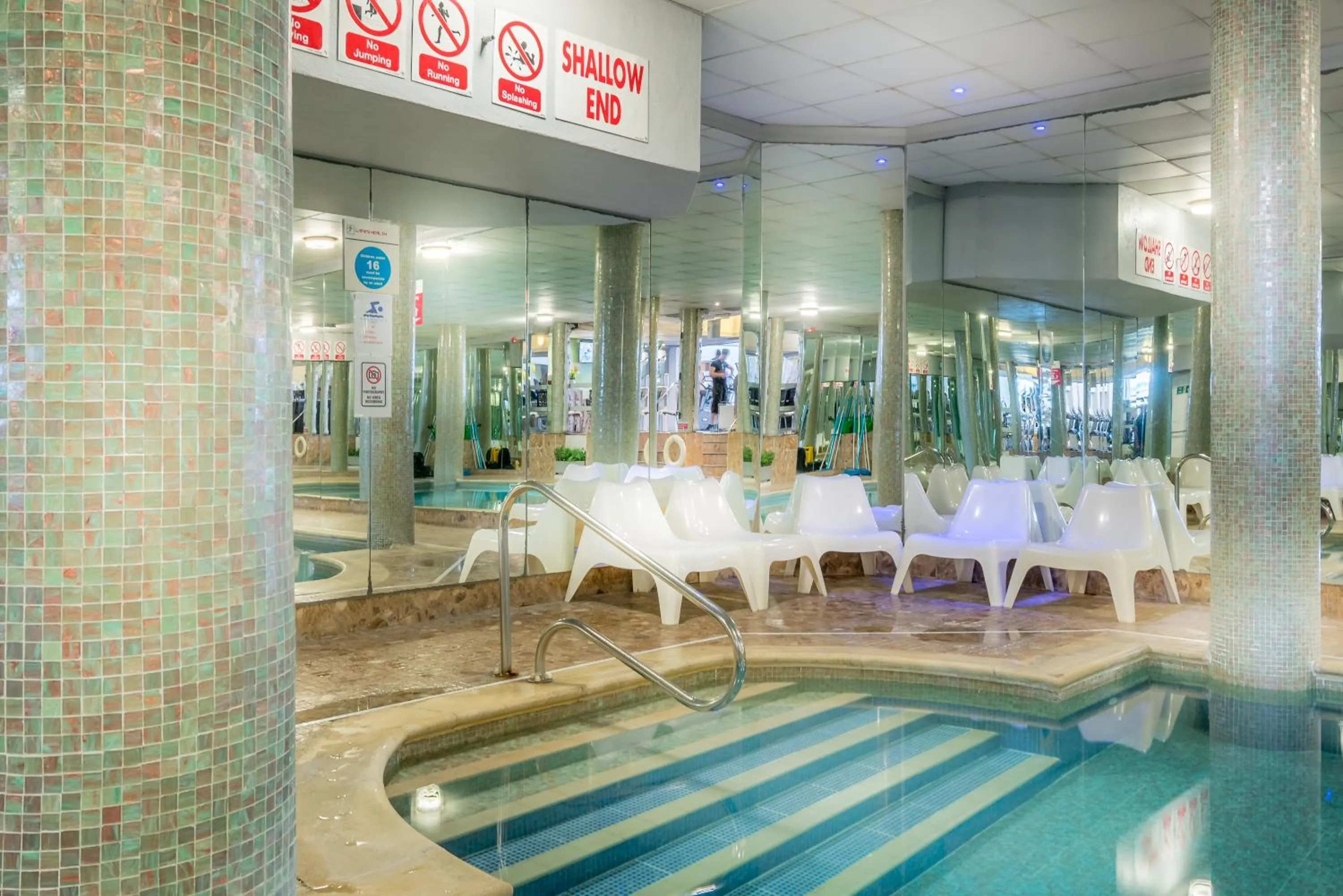 Swimming pool in Queens Hotel & Spa