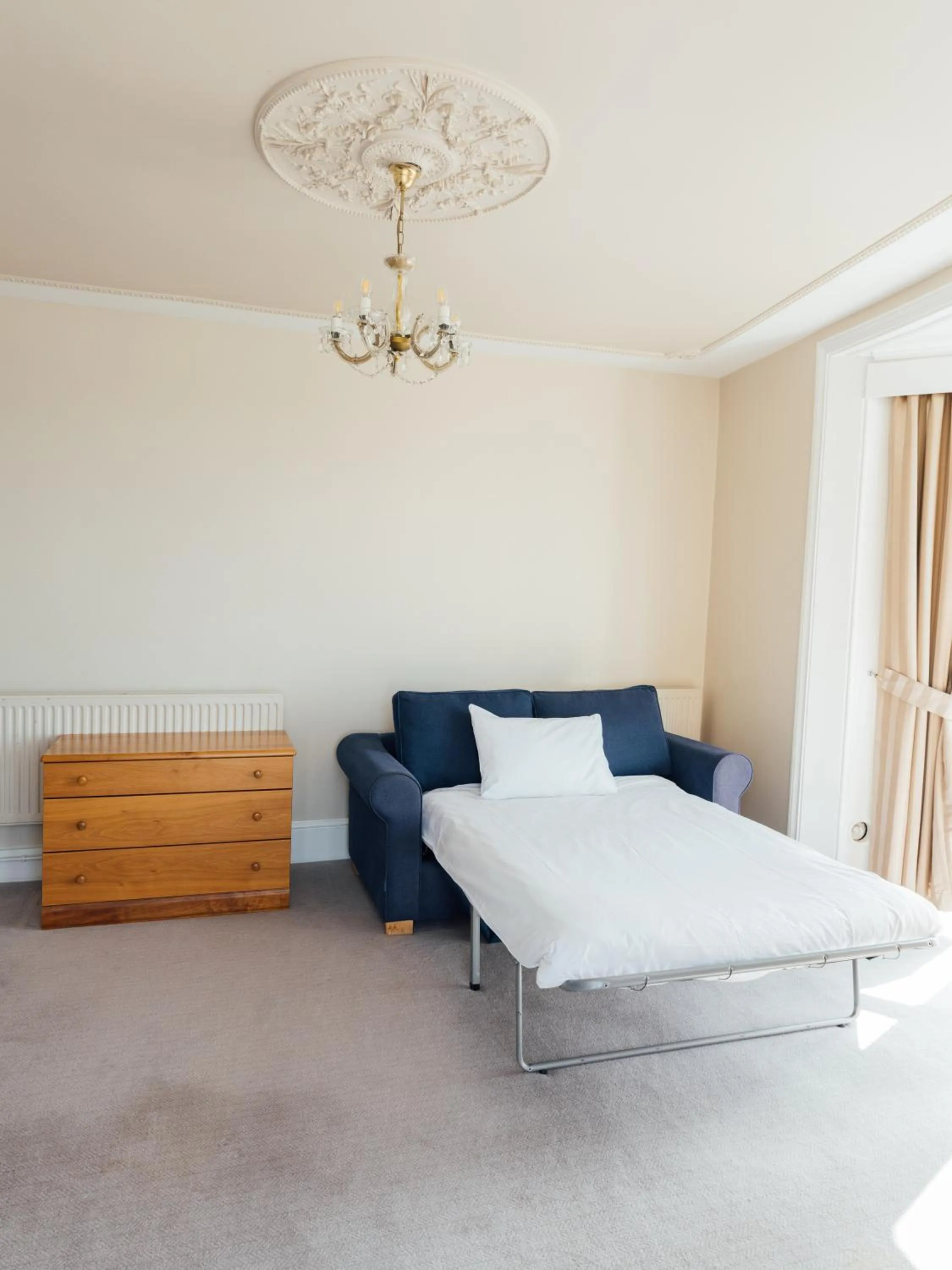 Bed in Queens Hotel & Spa