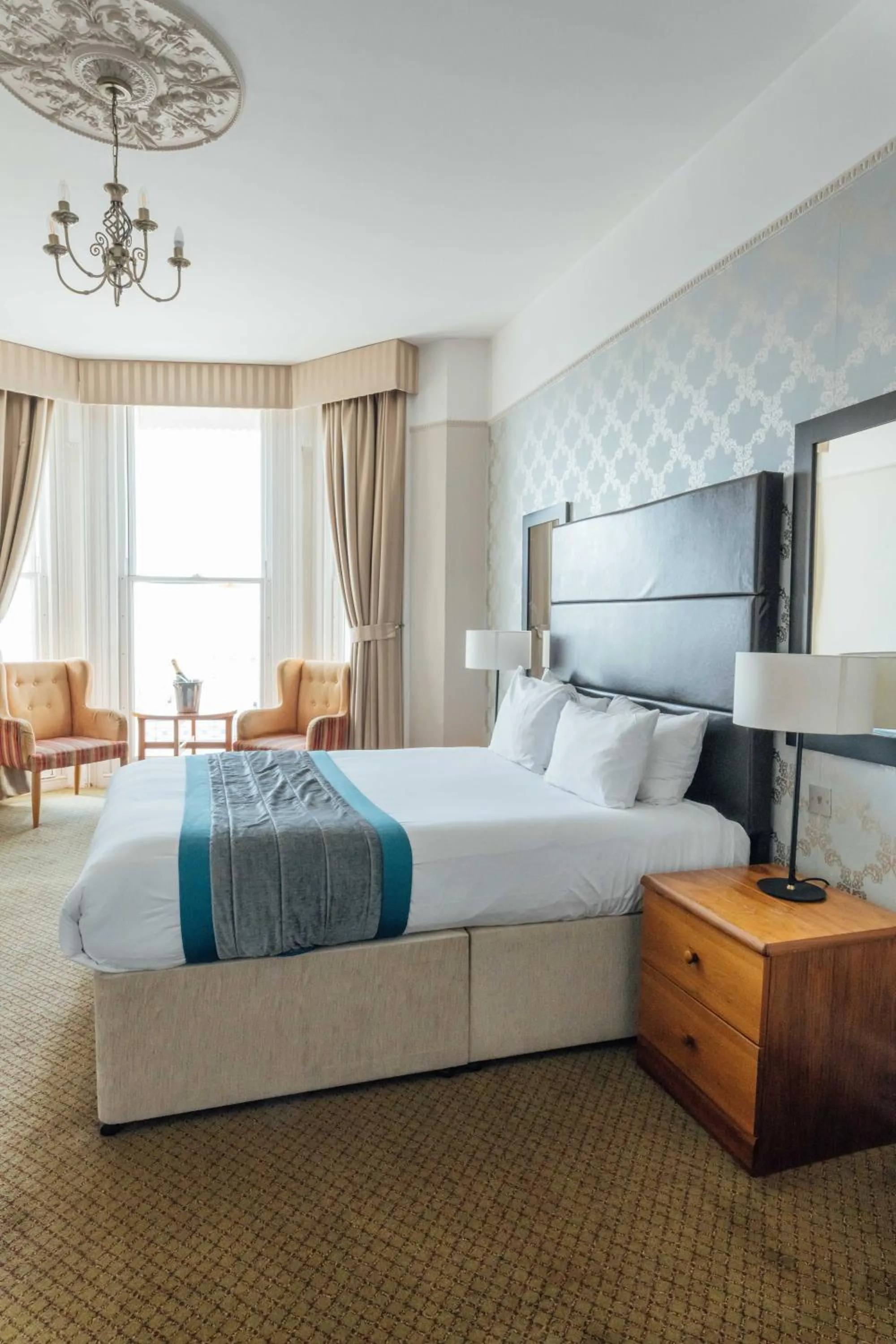 Seating area, Bed in Queens Hotel & Spa