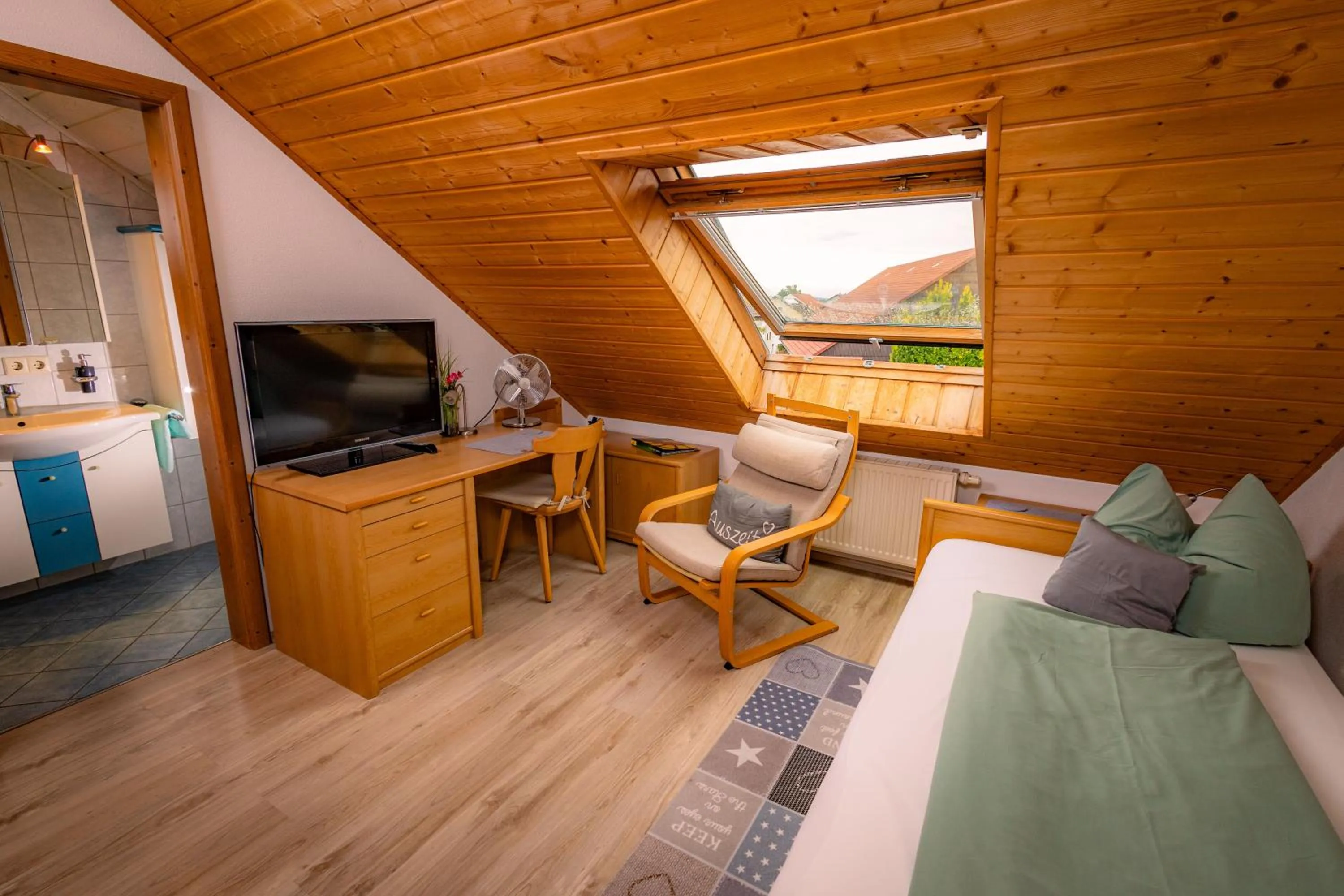 Photo of the whole room, Bed in Gasthof Schneiderwirt, Kipfenberg OT Hirnstetten