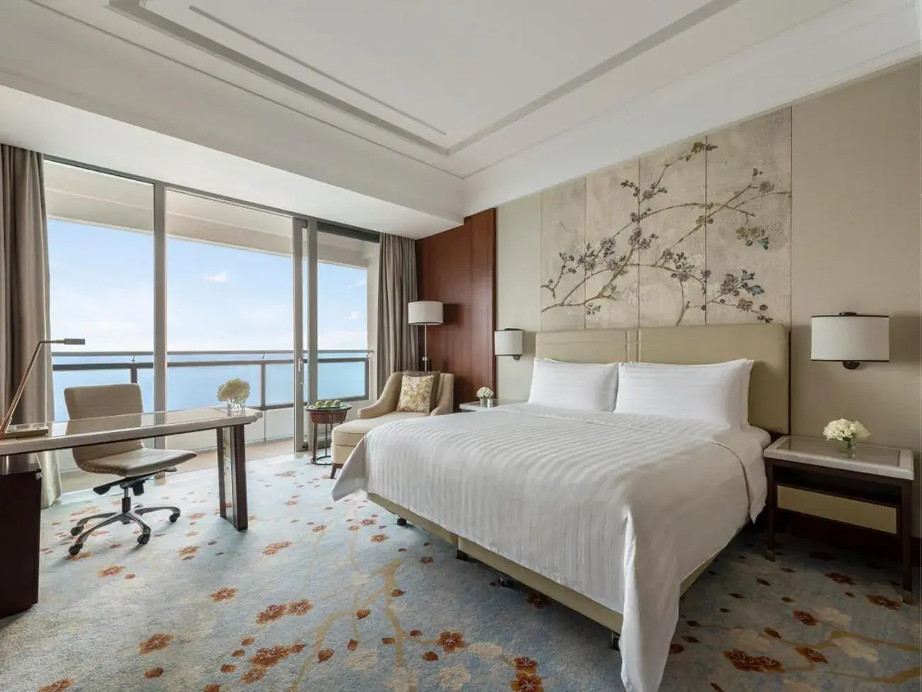 Deluxe King Room with Balcony and Sea View in Shangri-La Qinhuangdao Deluxe King Room with Balcony and Sea View in Shangri-La Qinhuangdao