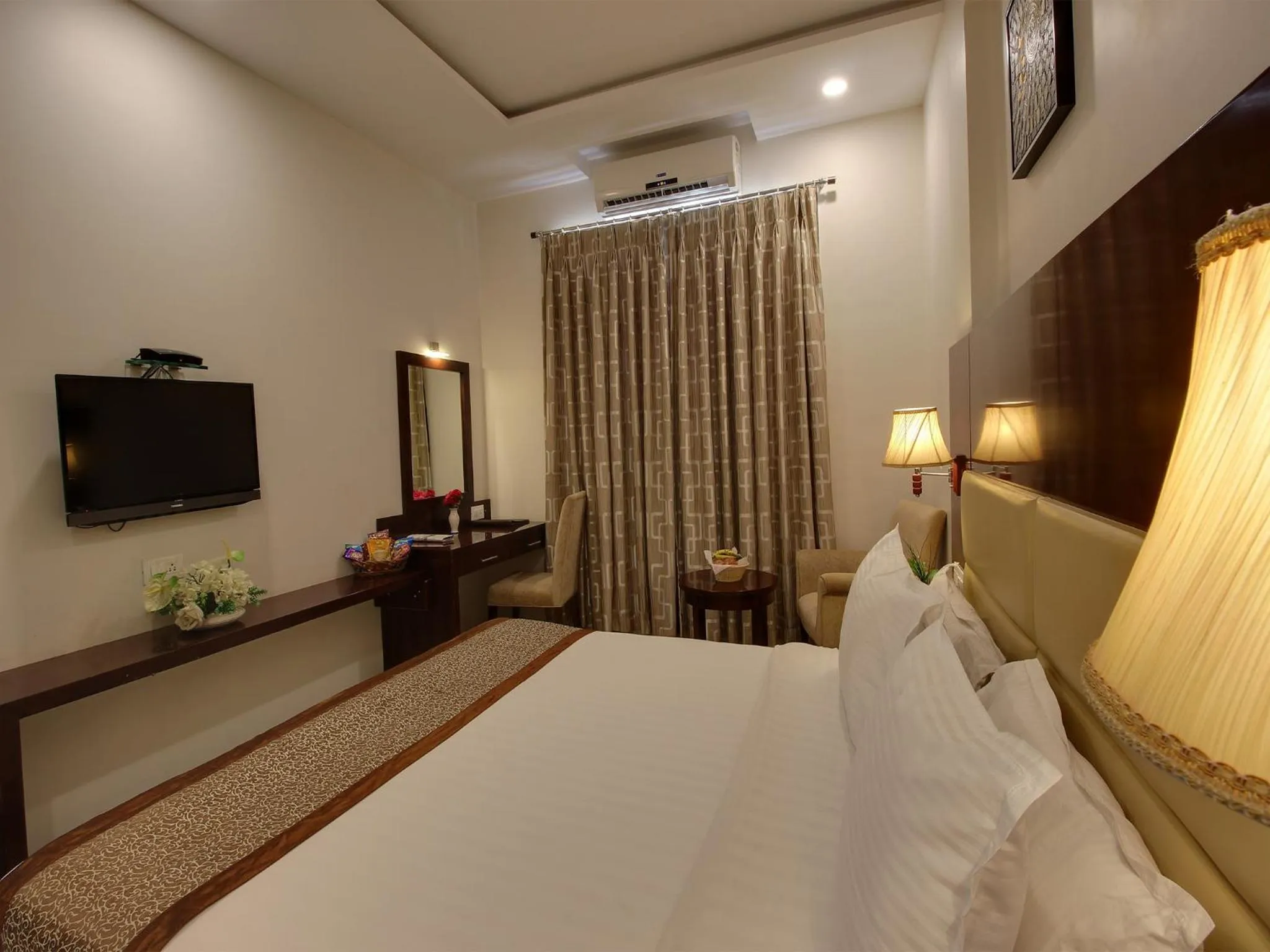 Bedroom, Bed in Hotel Sai Jashan Shirdi - Where blessings & comfort meet