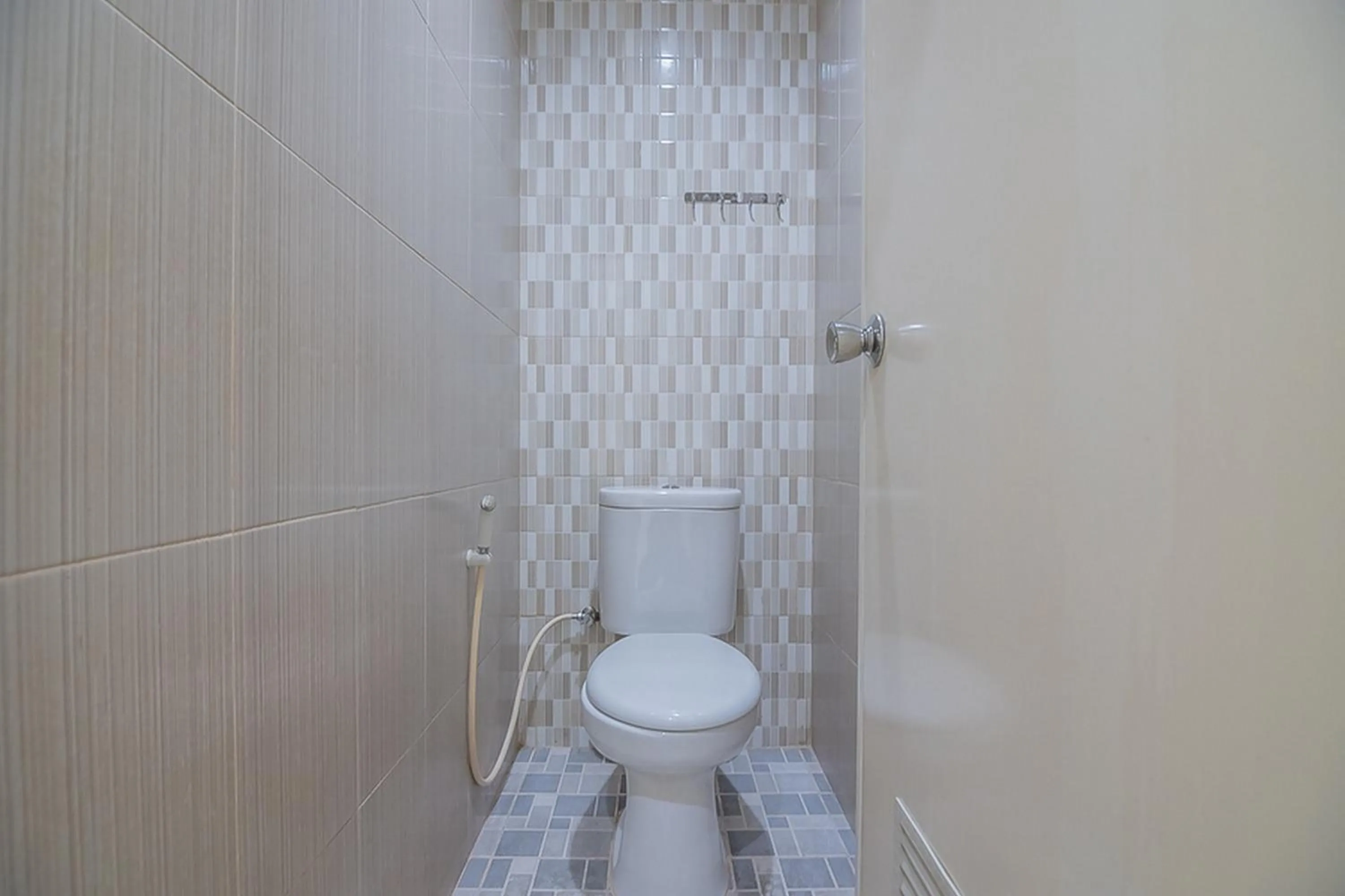 Bathroom in RedDoorz near Nagoya Citywalk Batam 2