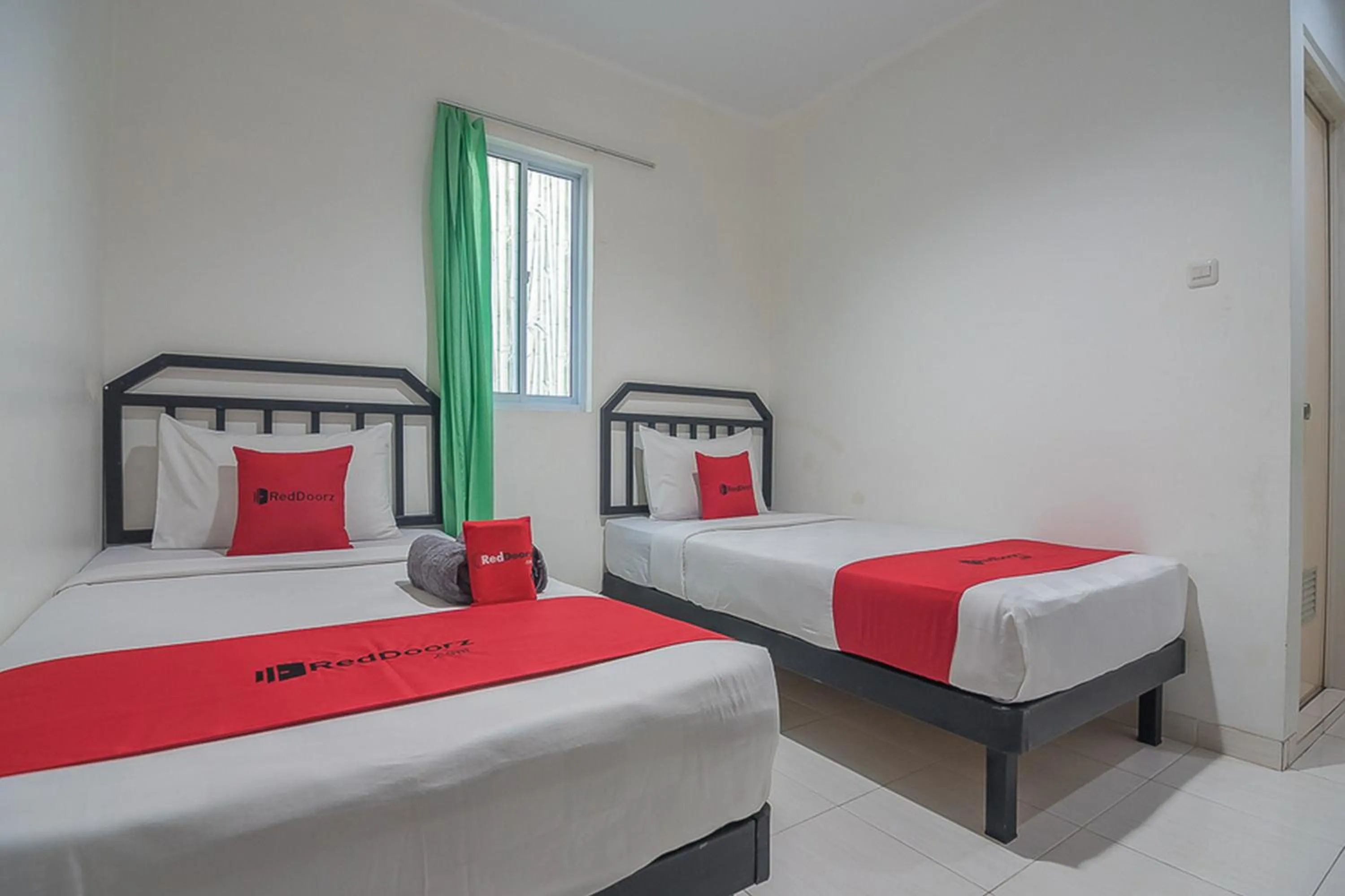 Bedroom, Bed in RedDoorz near Nagoya Citywalk Batam 2