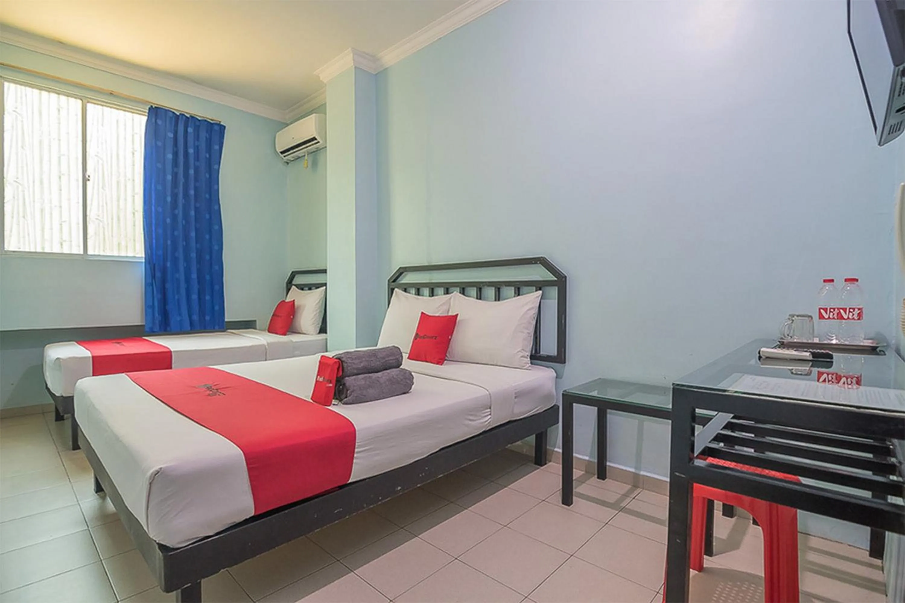 Bedroom, Bed in RedDoorz near Nagoya Citywalk Batam 2