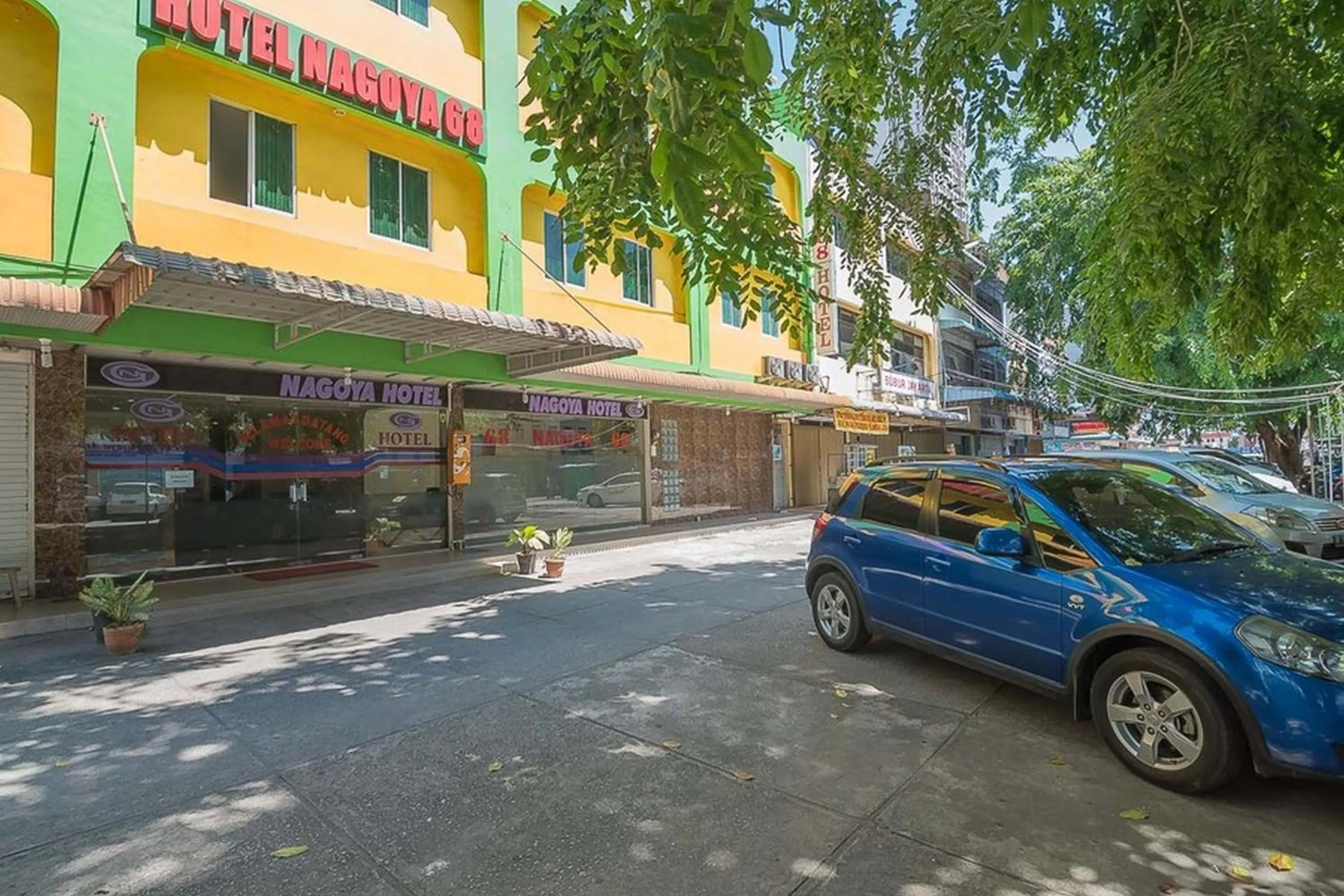 Parking in RedDoorz near Nagoya Citywalk Batam 2