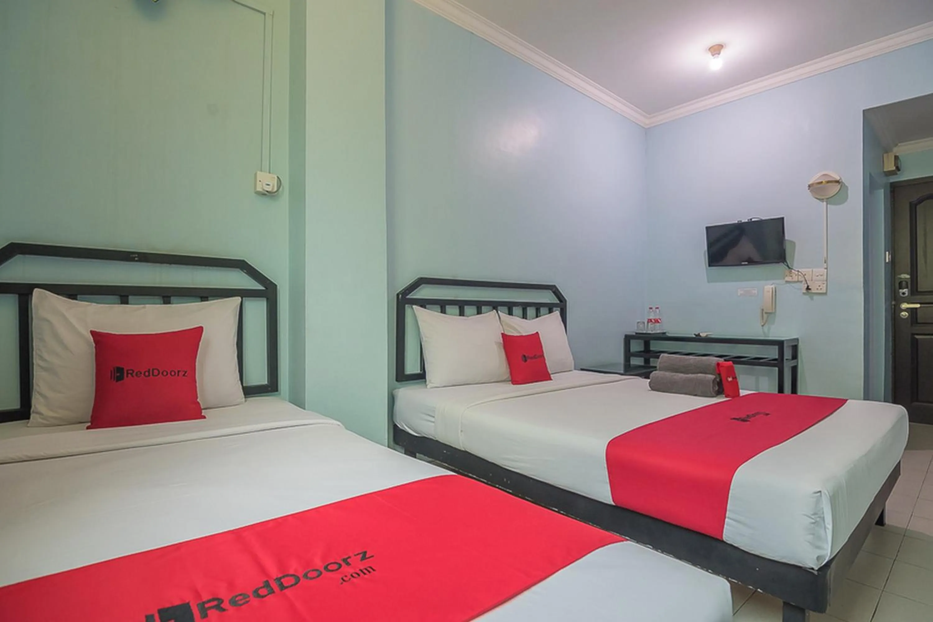 Bedroom, Bed in RedDoorz near Nagoya Citywalk Batam 2