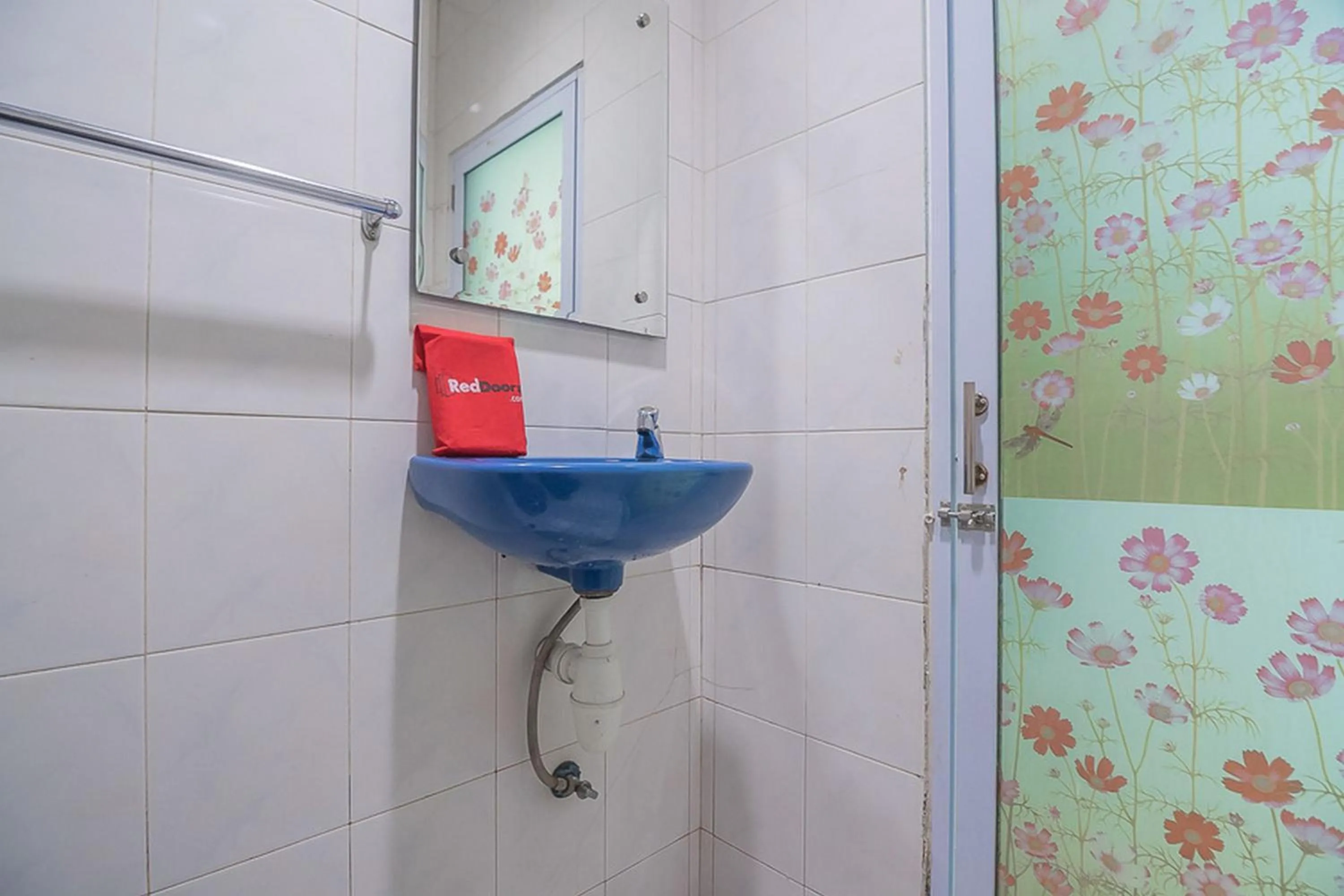 Bathroom in RedDoorz near Nagoya Citywalk Batam 2