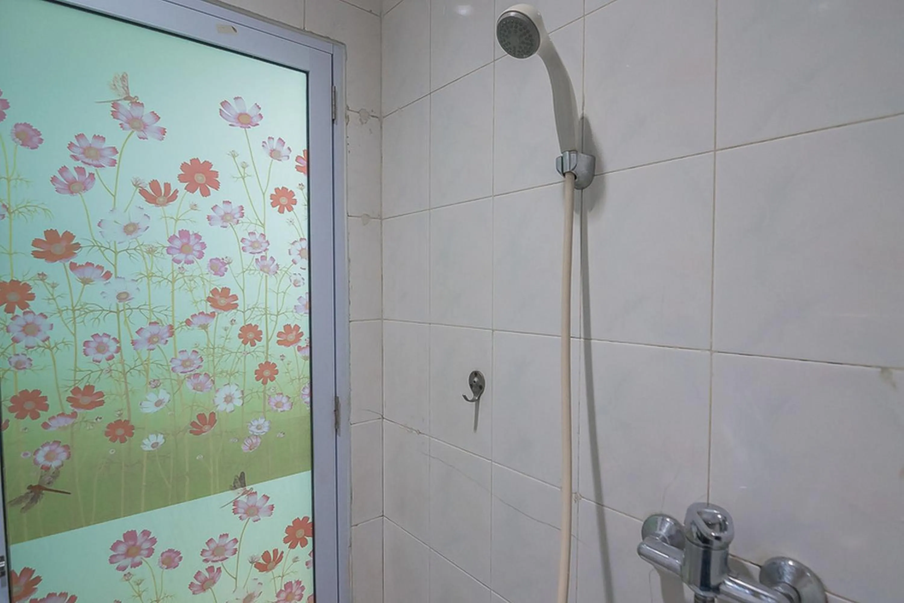 Bathroom in RedDoorz near Nagoya Citywalk Batam 2