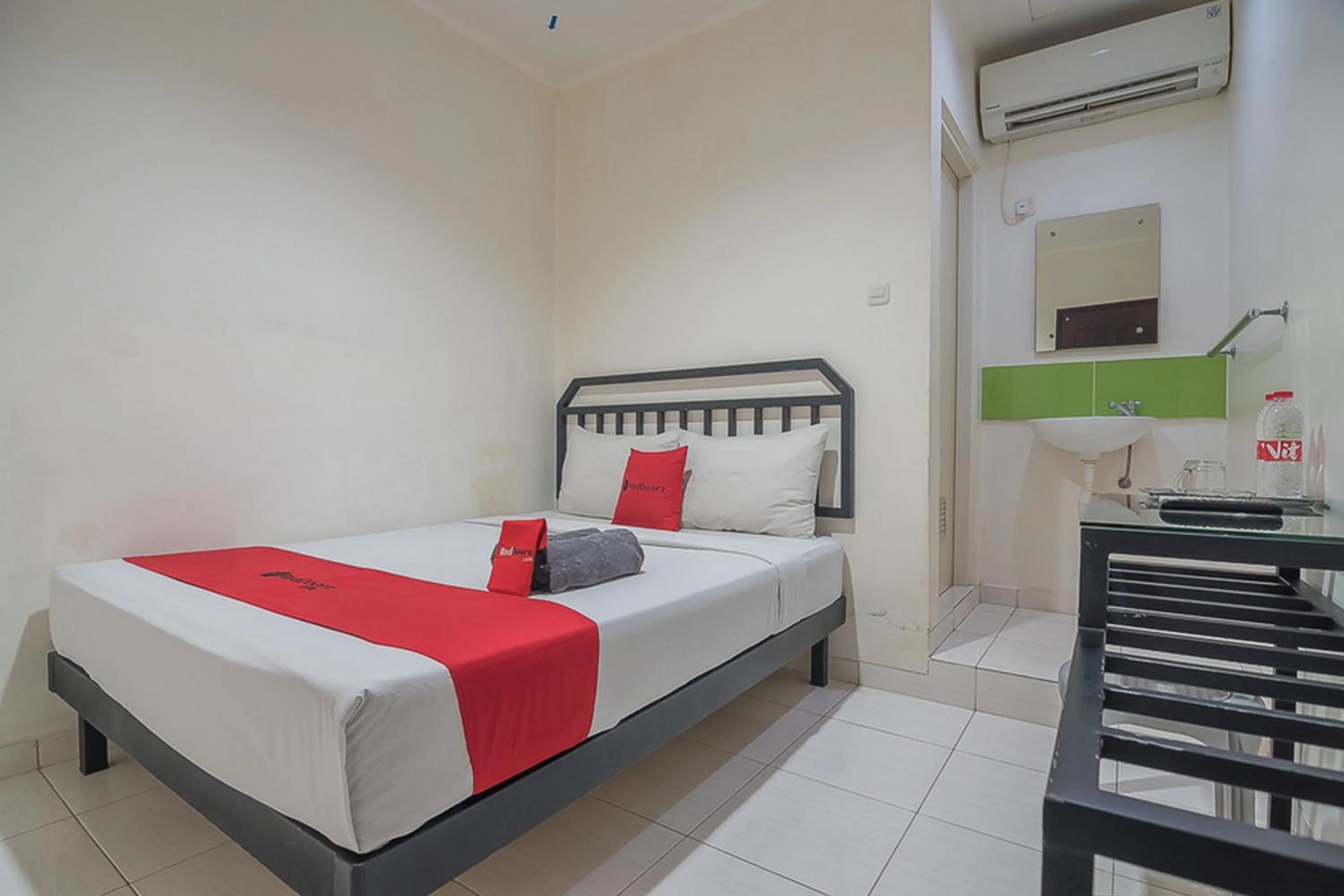 Bedroom, Bed in RedDoorz near Nagoya Citywalk Batam 2