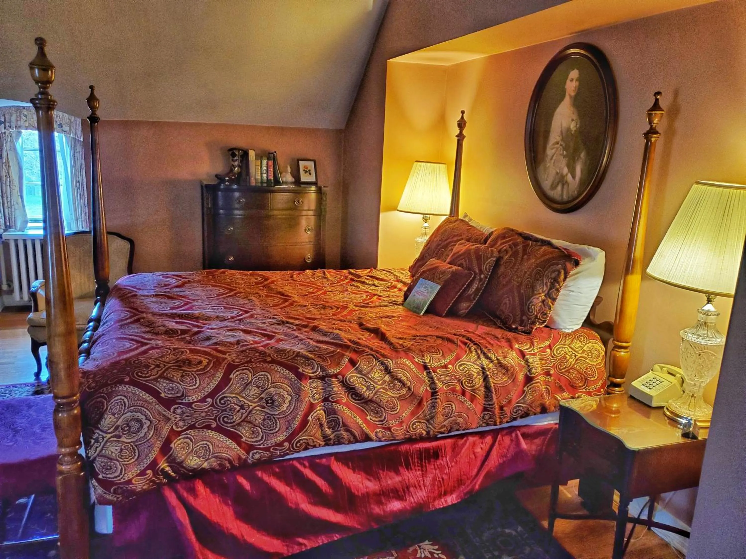 Bed in Montague Inn Bed & Breakfast