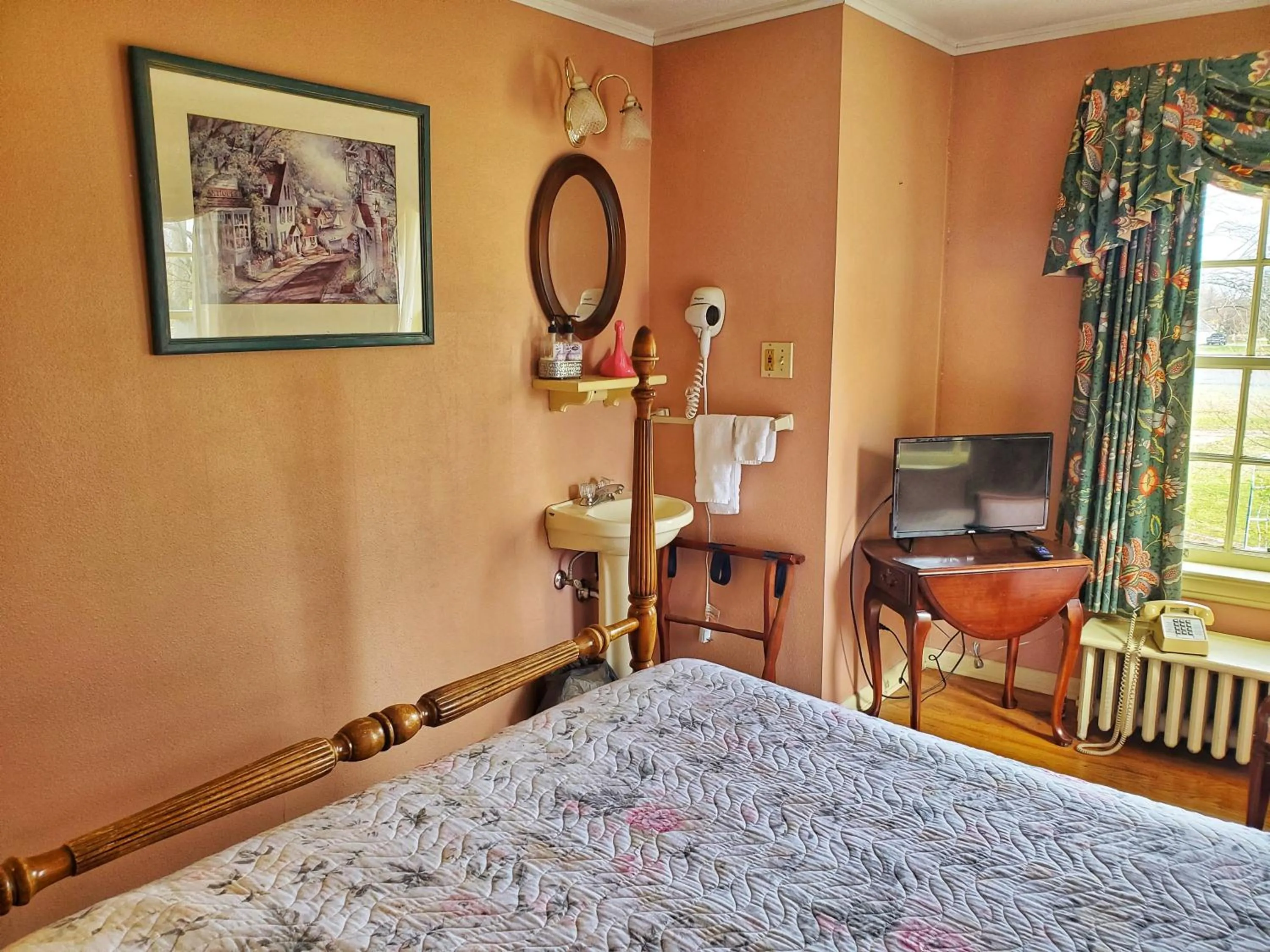 Bed in Montague Inn Bed & Breakfast