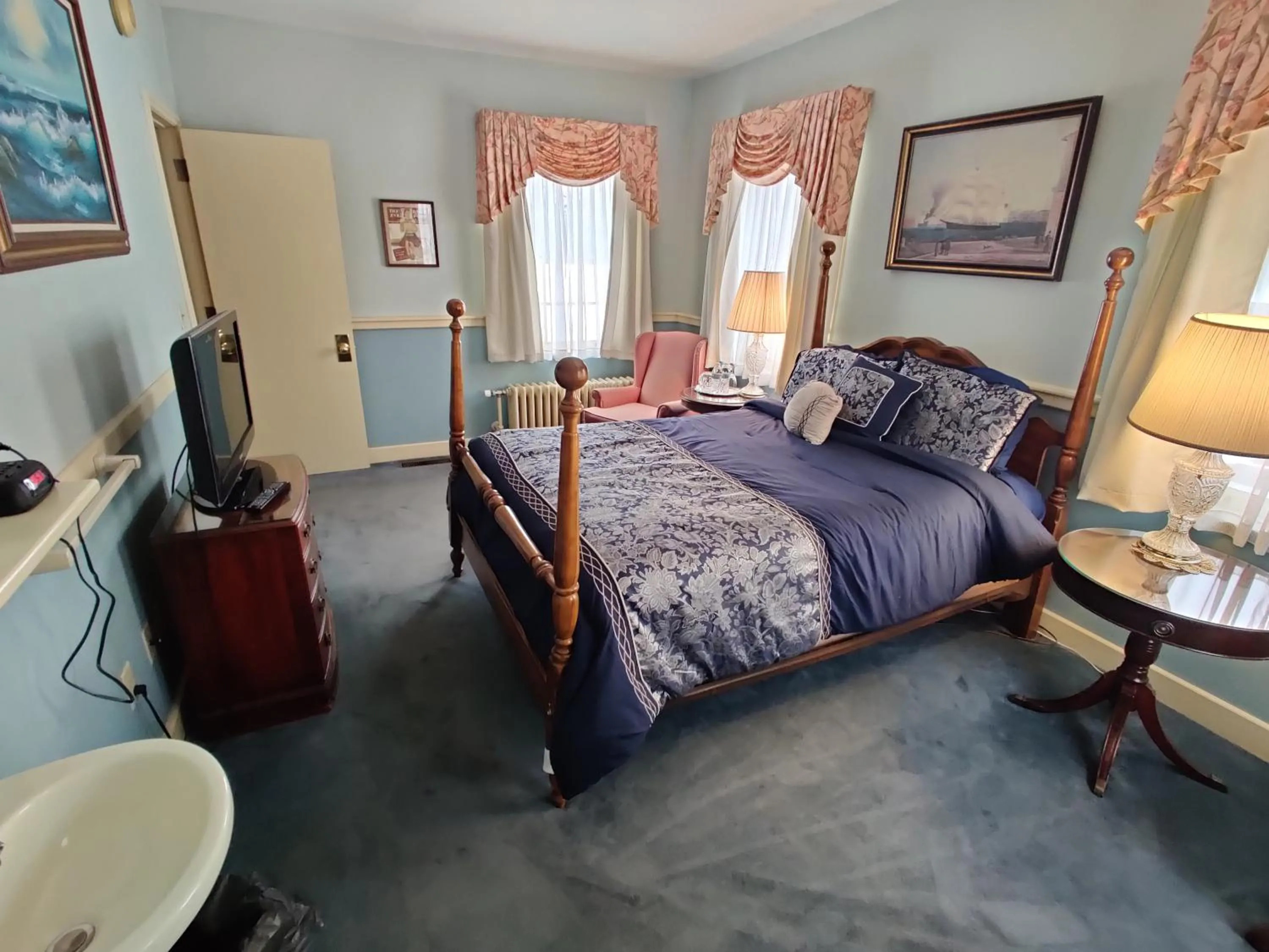 Bed in Montague Inn Bed & Breakfast