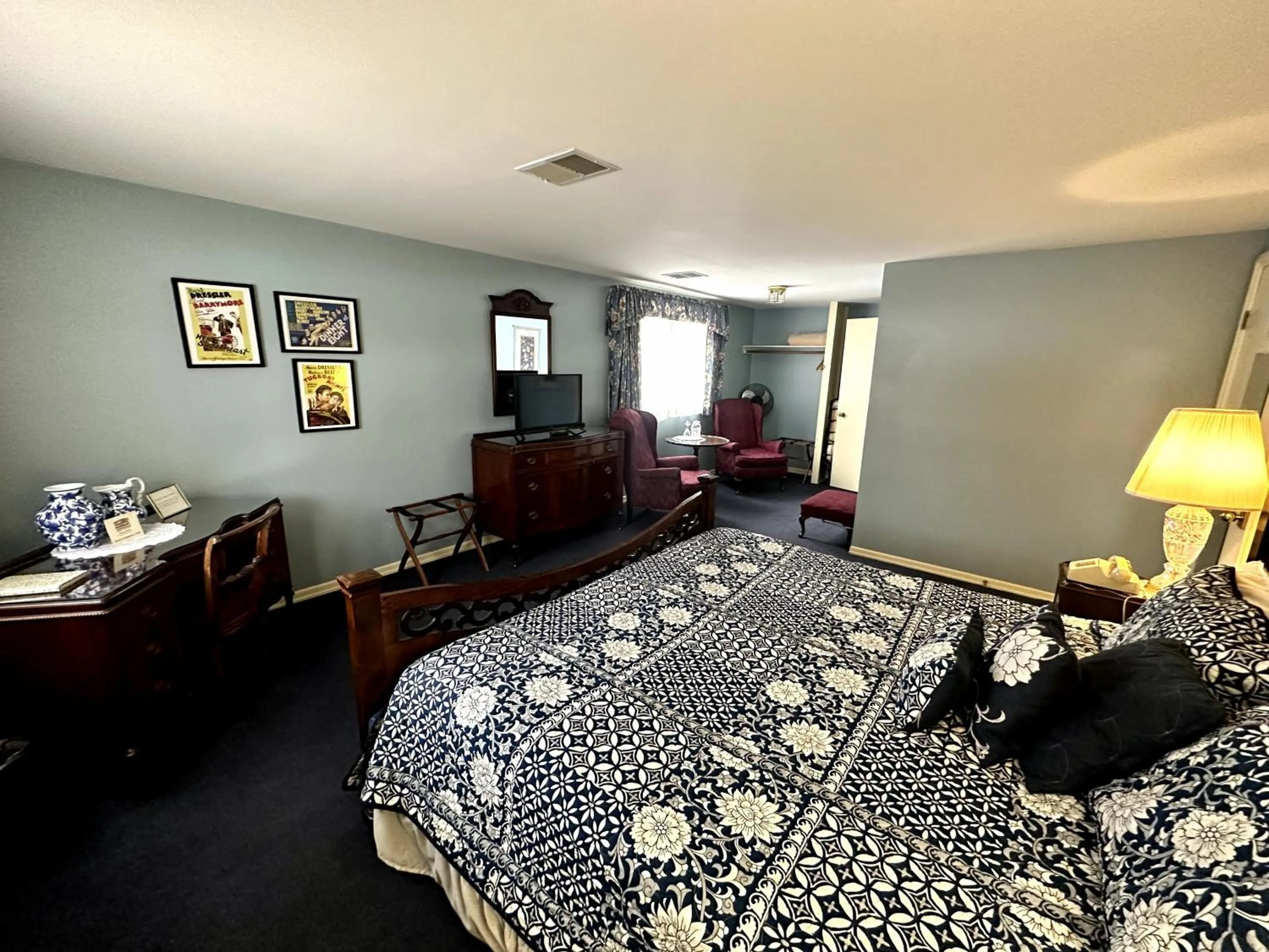 Bed in Montague Inn Bed & Breakfast