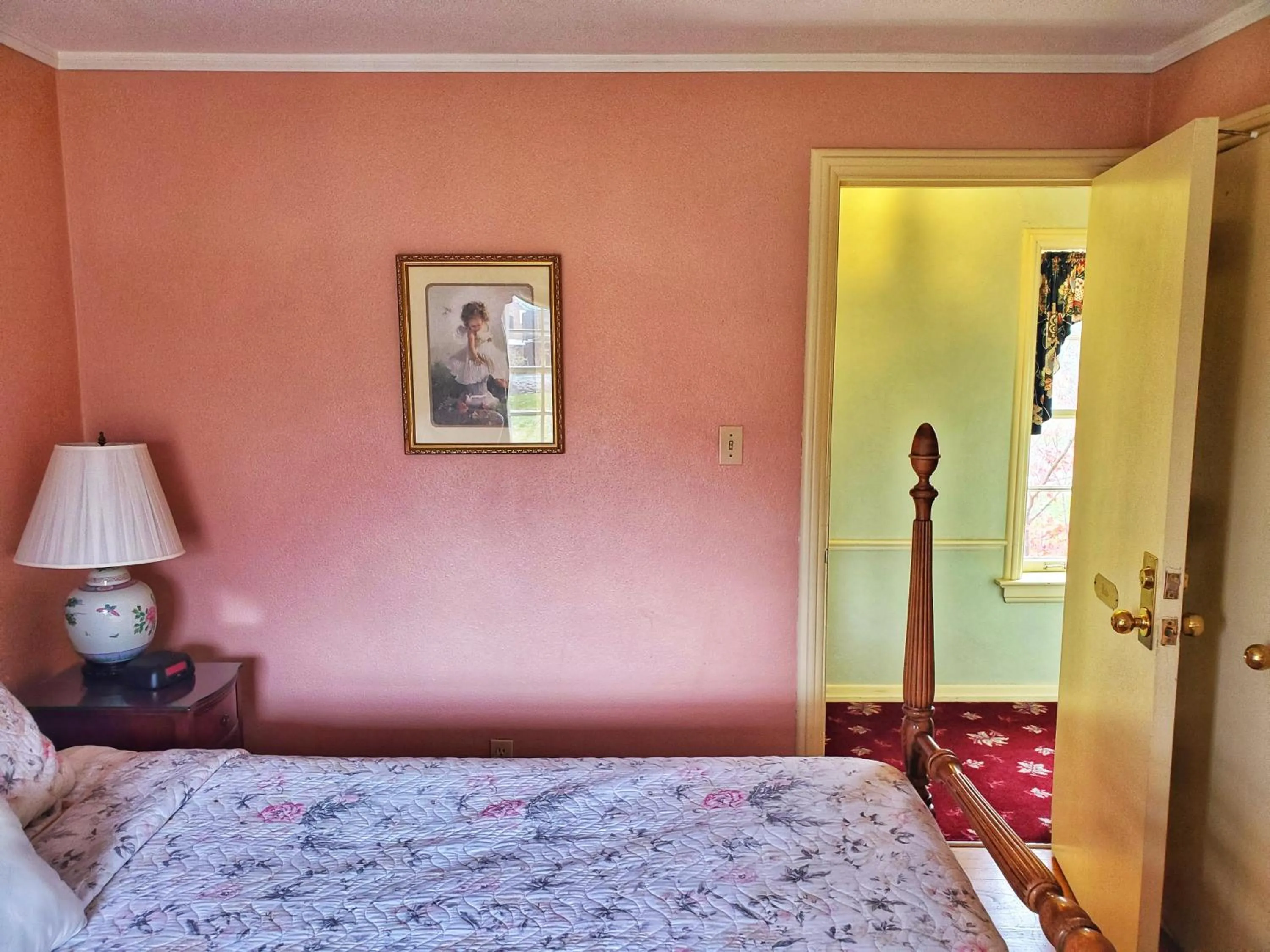 Bed in Montague Inn Bed & Breakfast