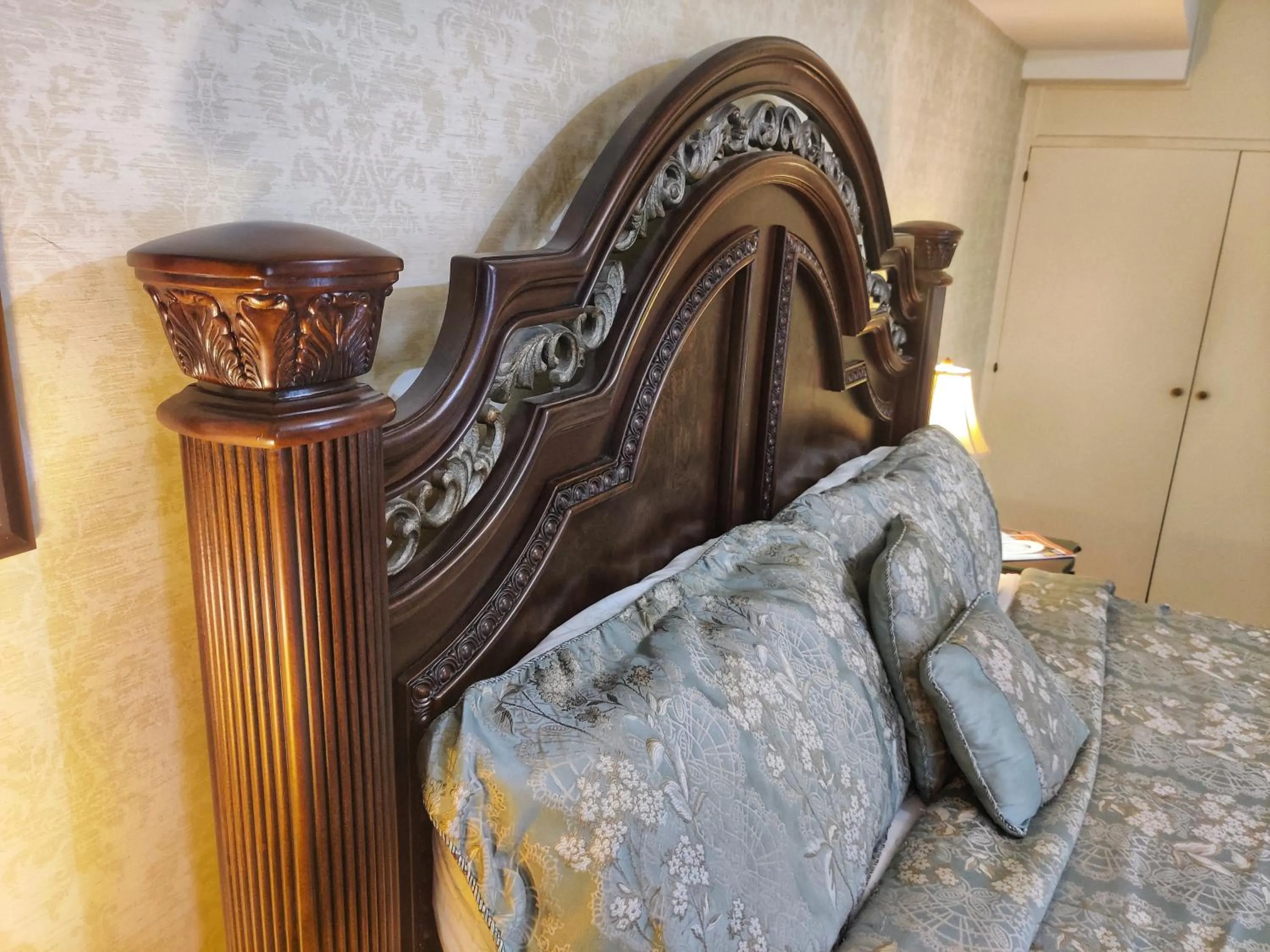 Bed in Montague Inn Bed & Breakfast