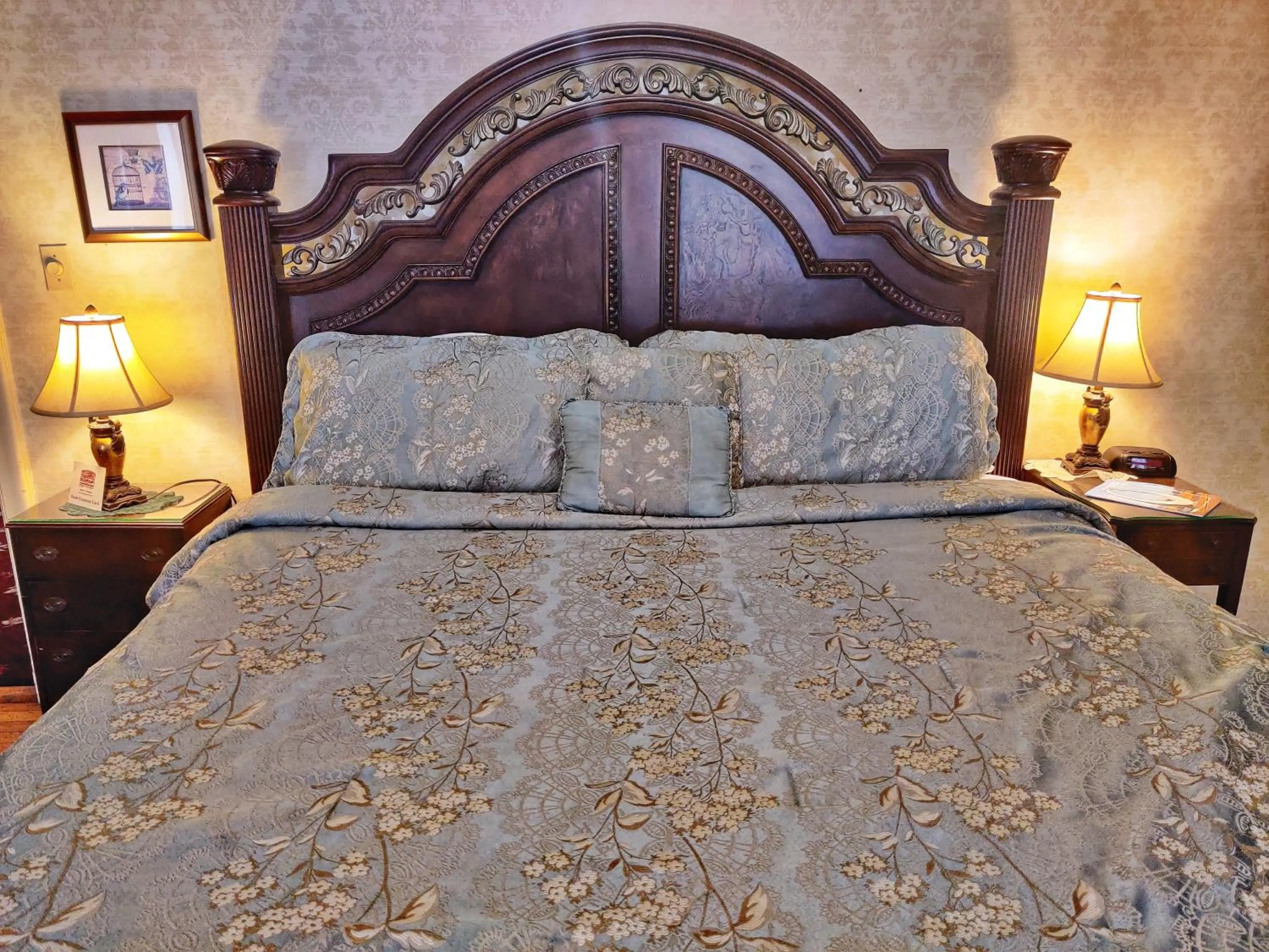 Bed in Montague Inn Bed & Breakfast