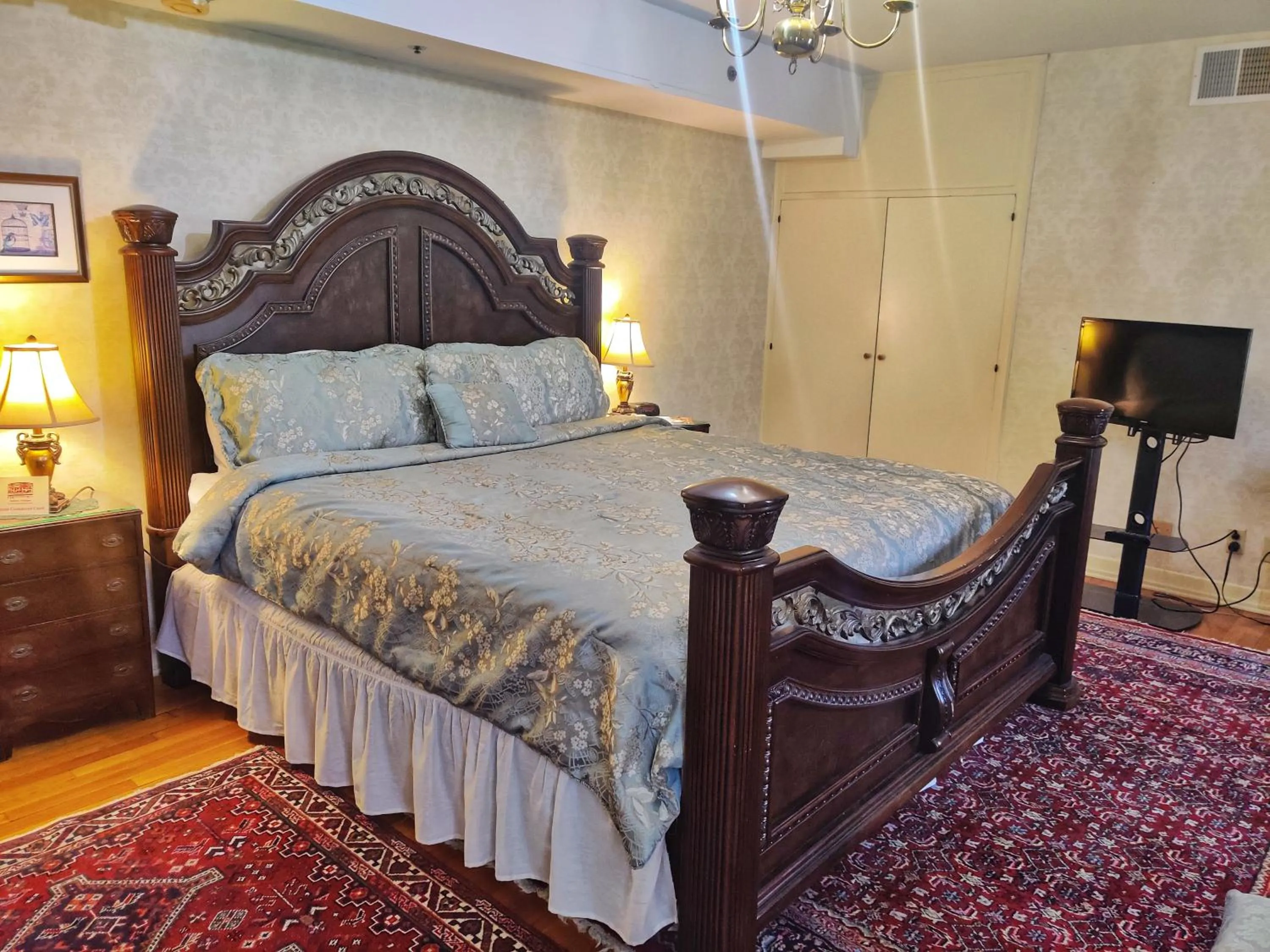 Bed in Montague Inn Bed & Breakfast